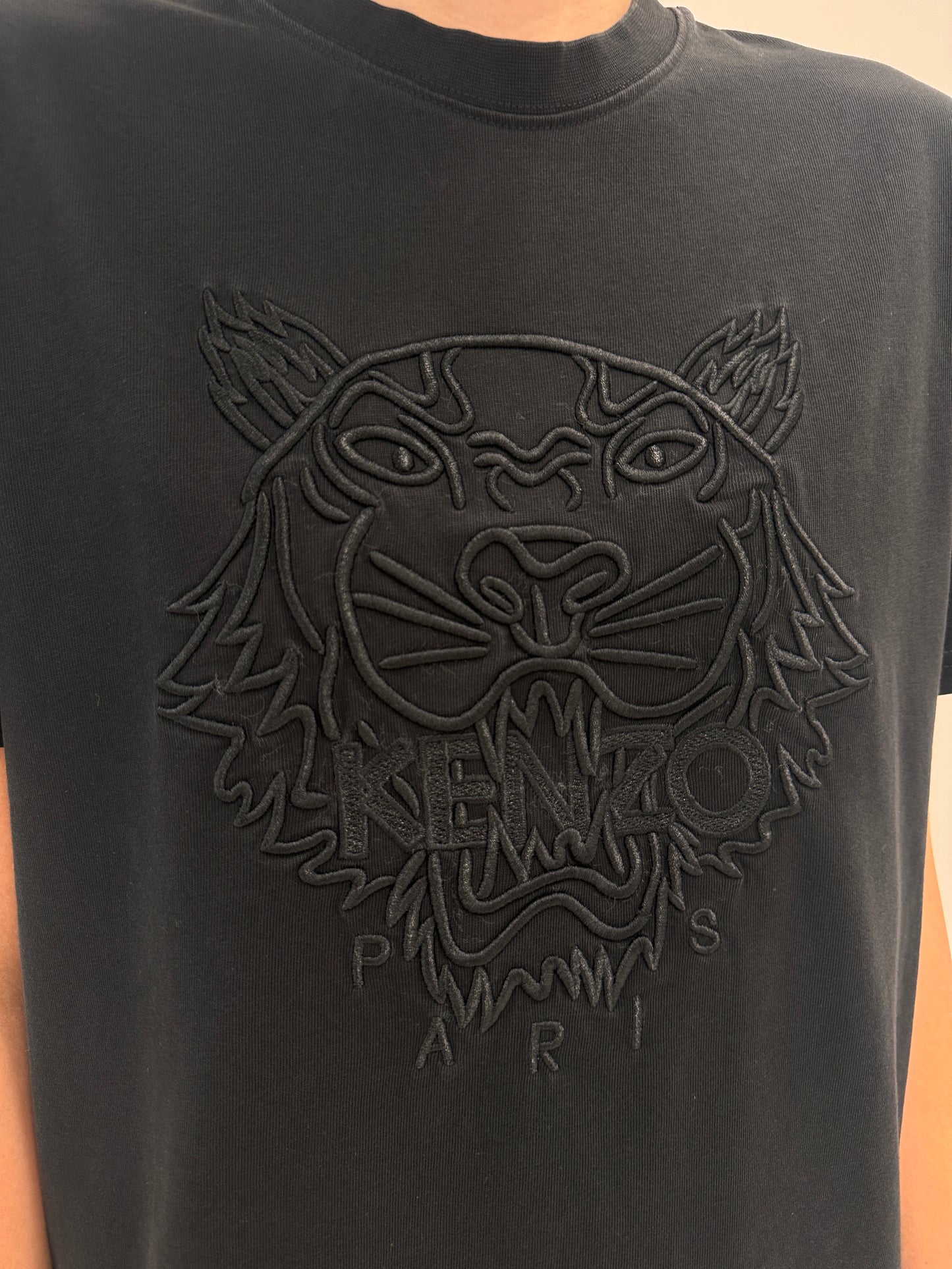 Top negru Kenzo cu logoul brodat din bumbac premium