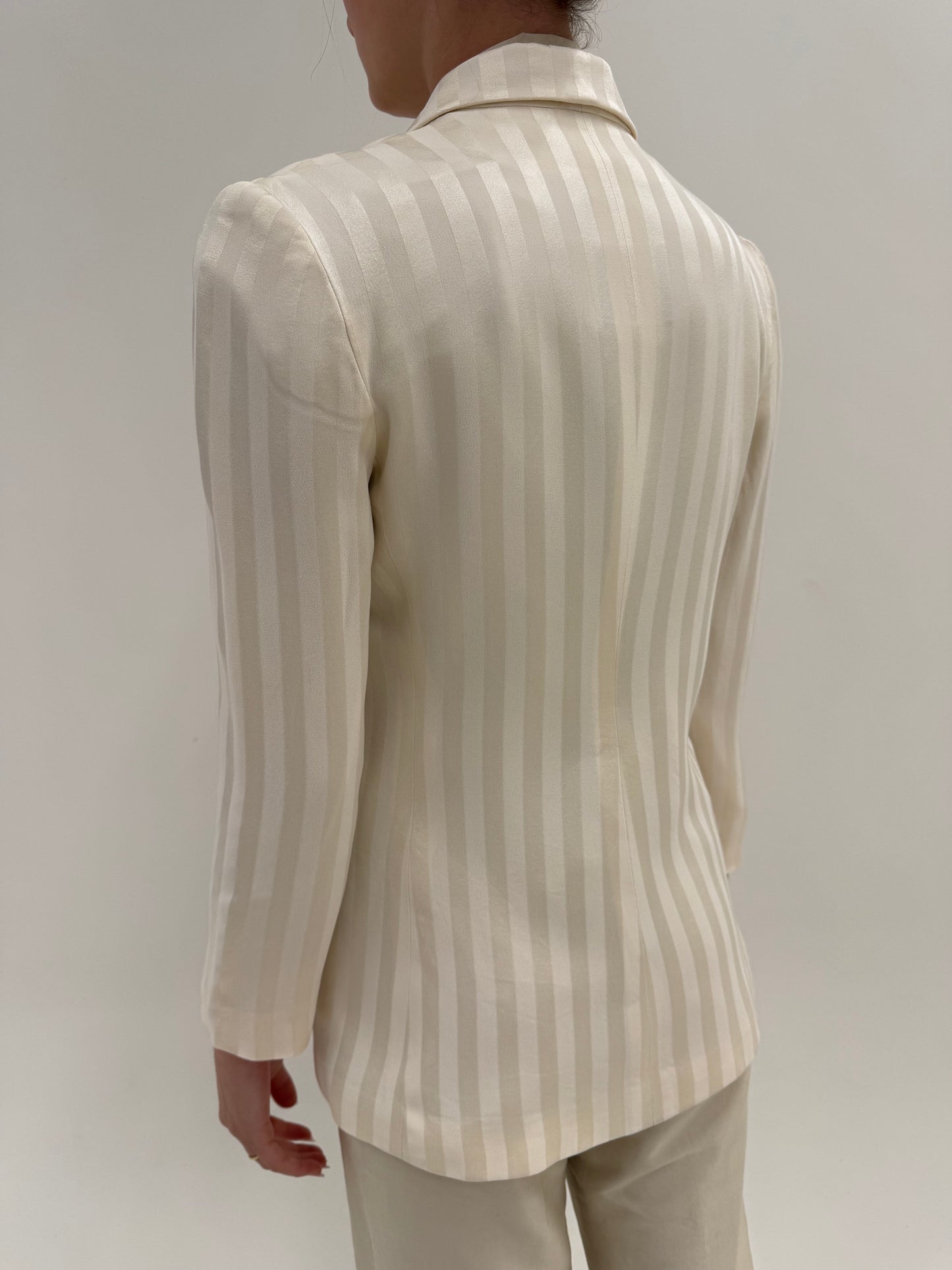 Sacou de brand luxury Couture Gai Mattiolo butter white în dungi și nasturi metalici aurii