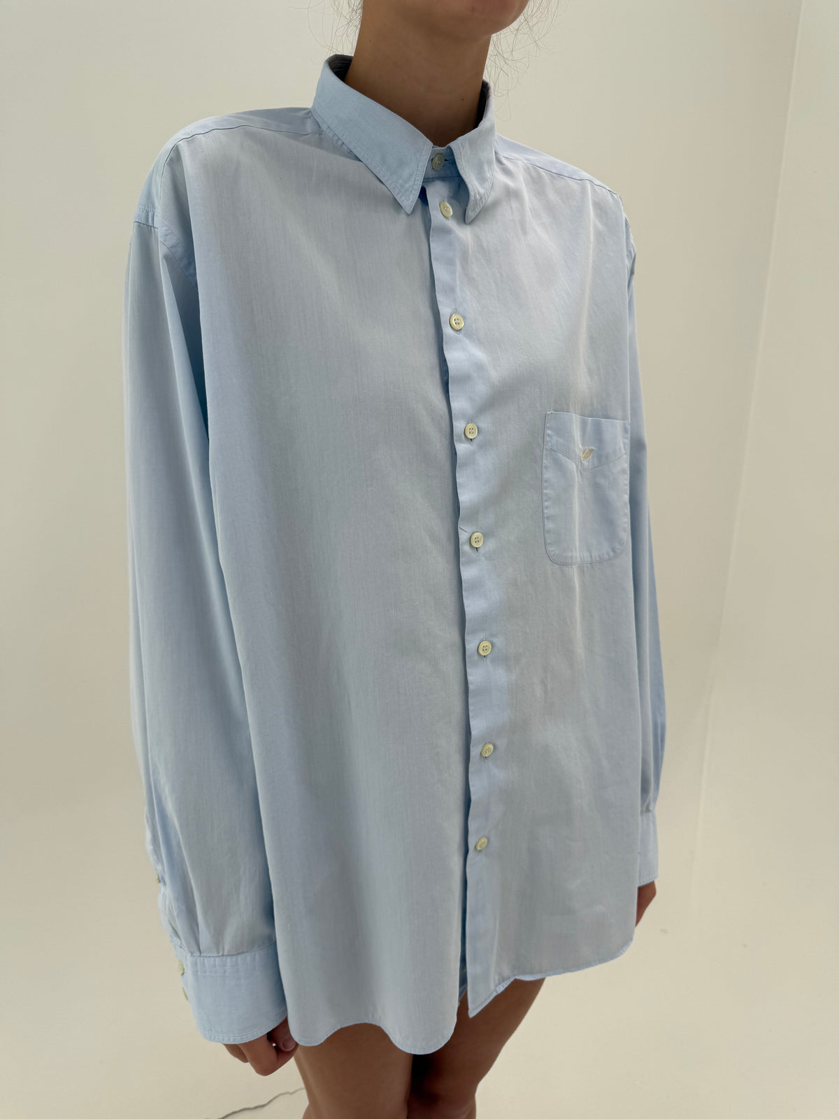 Cămașa Armani baby blue din poplin excepțional texturat în croi amplu