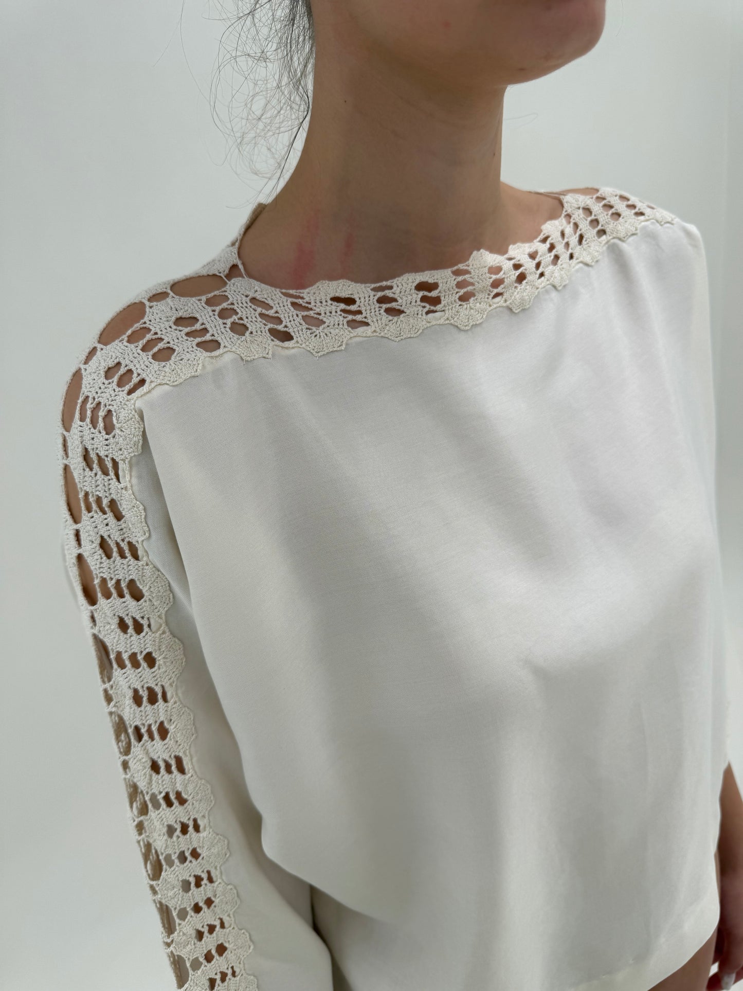 Bluză vintage excepțională din țesătură de mătase naturală cu dantelă macrame