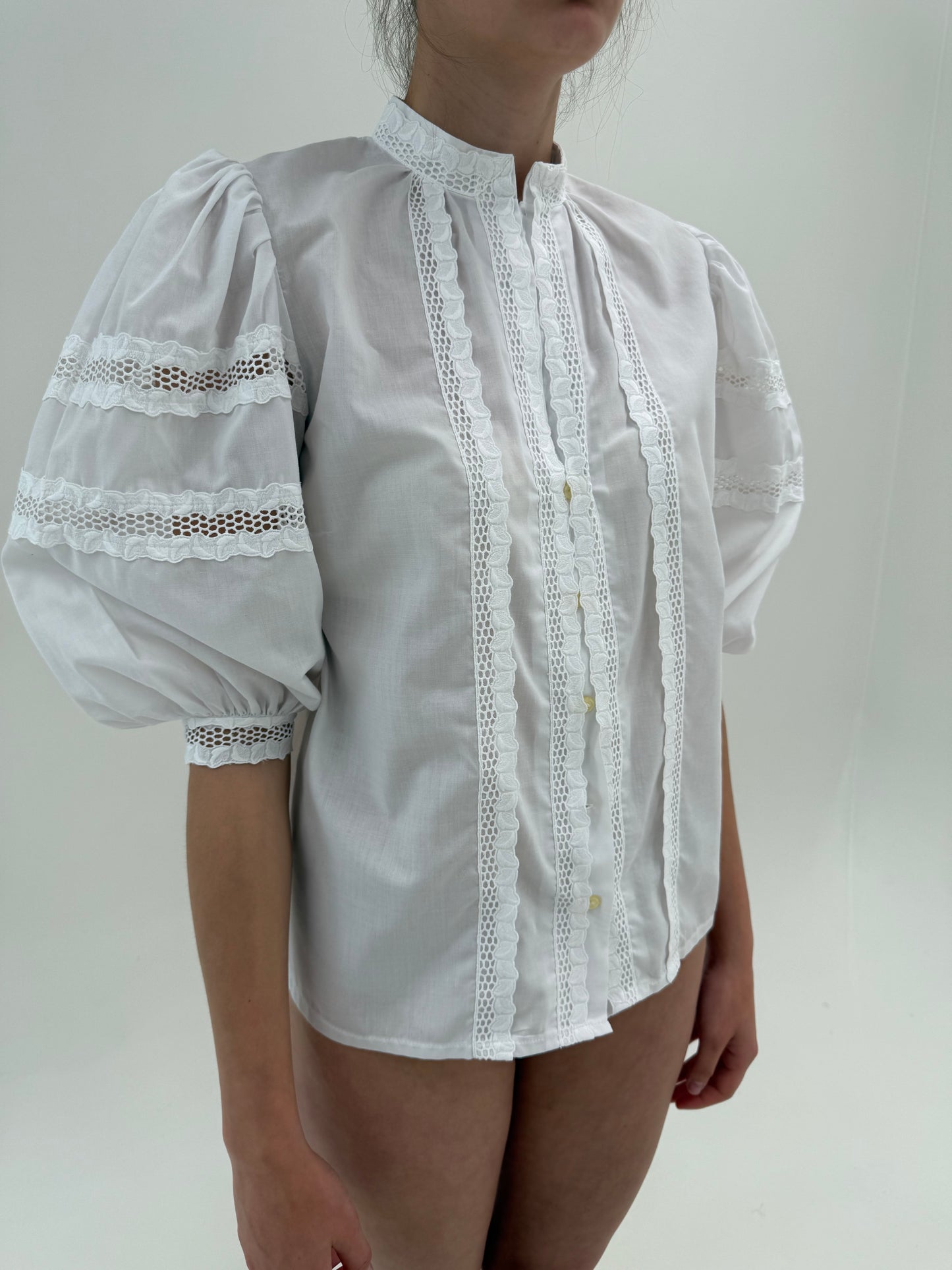 Cămașa vintage cu mâneci bufante și inserții de dantelă macrame