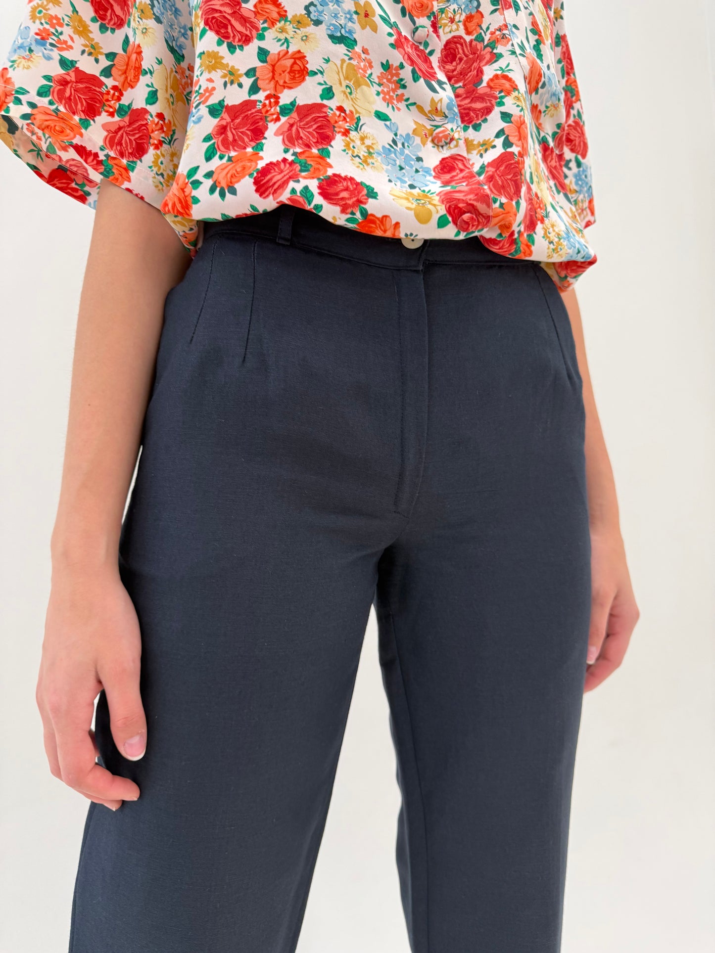 Pantaloni navy blue din pânză de in și vascoza cu talie înaltă