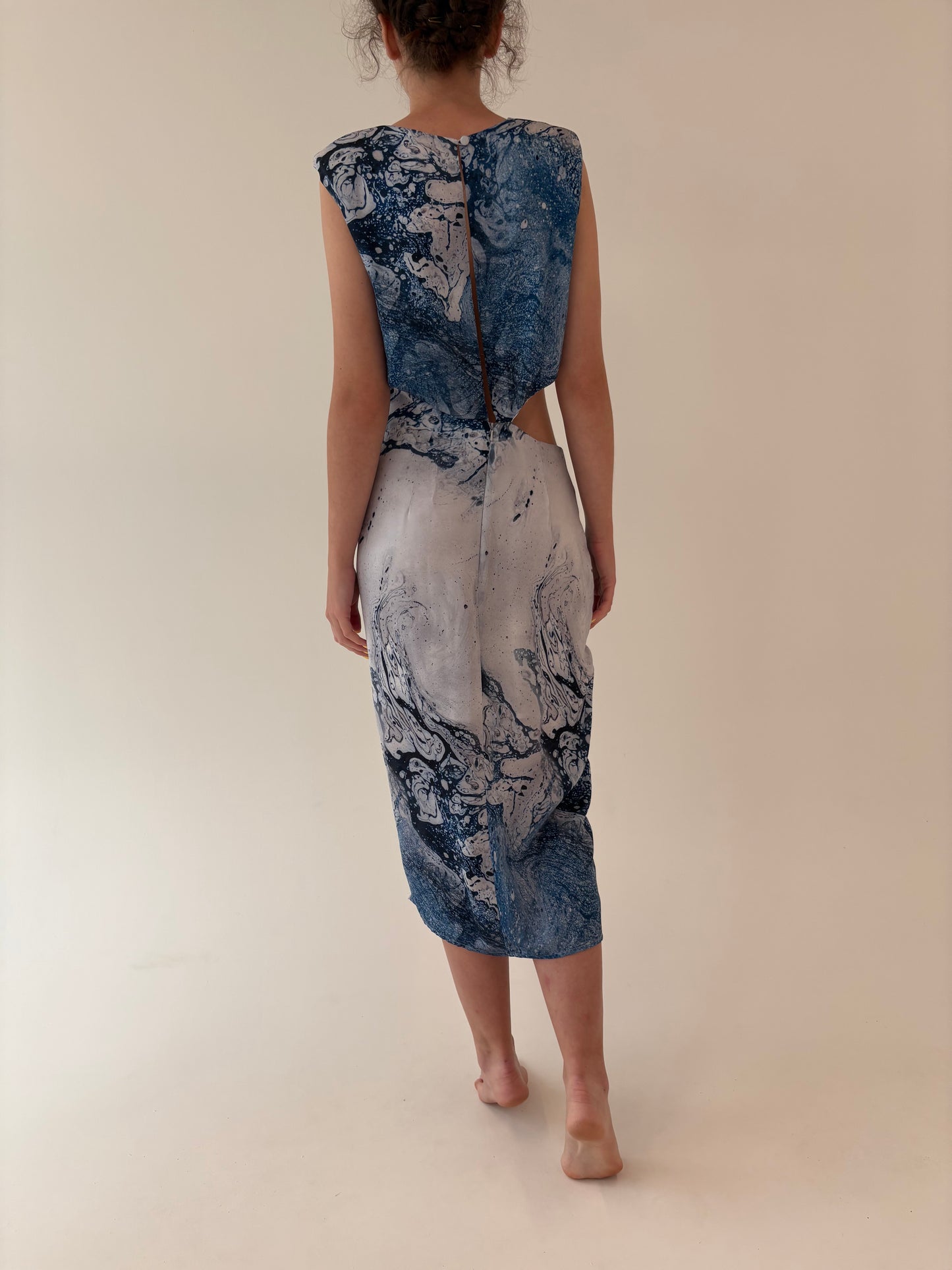 Rochie cu print superb în nuanțe de albastru cu decupaje chic