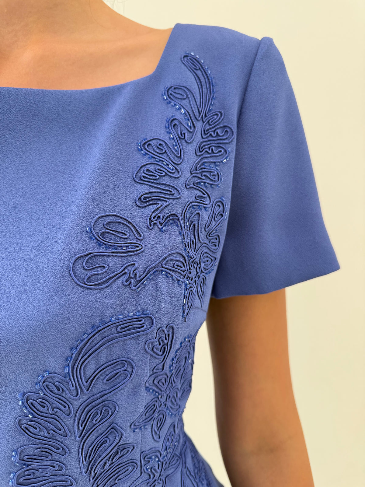 Rochie maxi cu broderie 3D cambrata din crep plin în culoare superbă