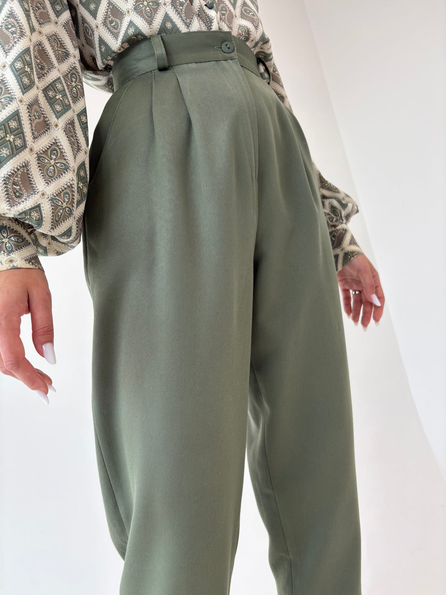 Pantaloni vintage țigaretă cu talie ultra înaltă marcată și pense