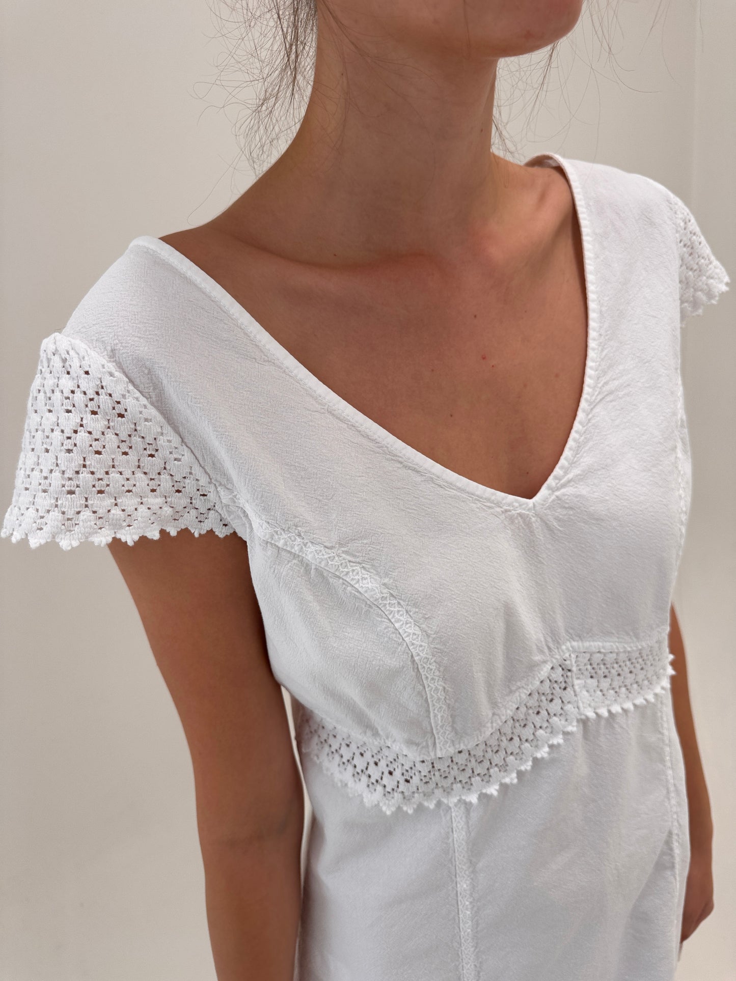 Rochie din pânză excepțională de bumbac cu macrame în croi feminin
