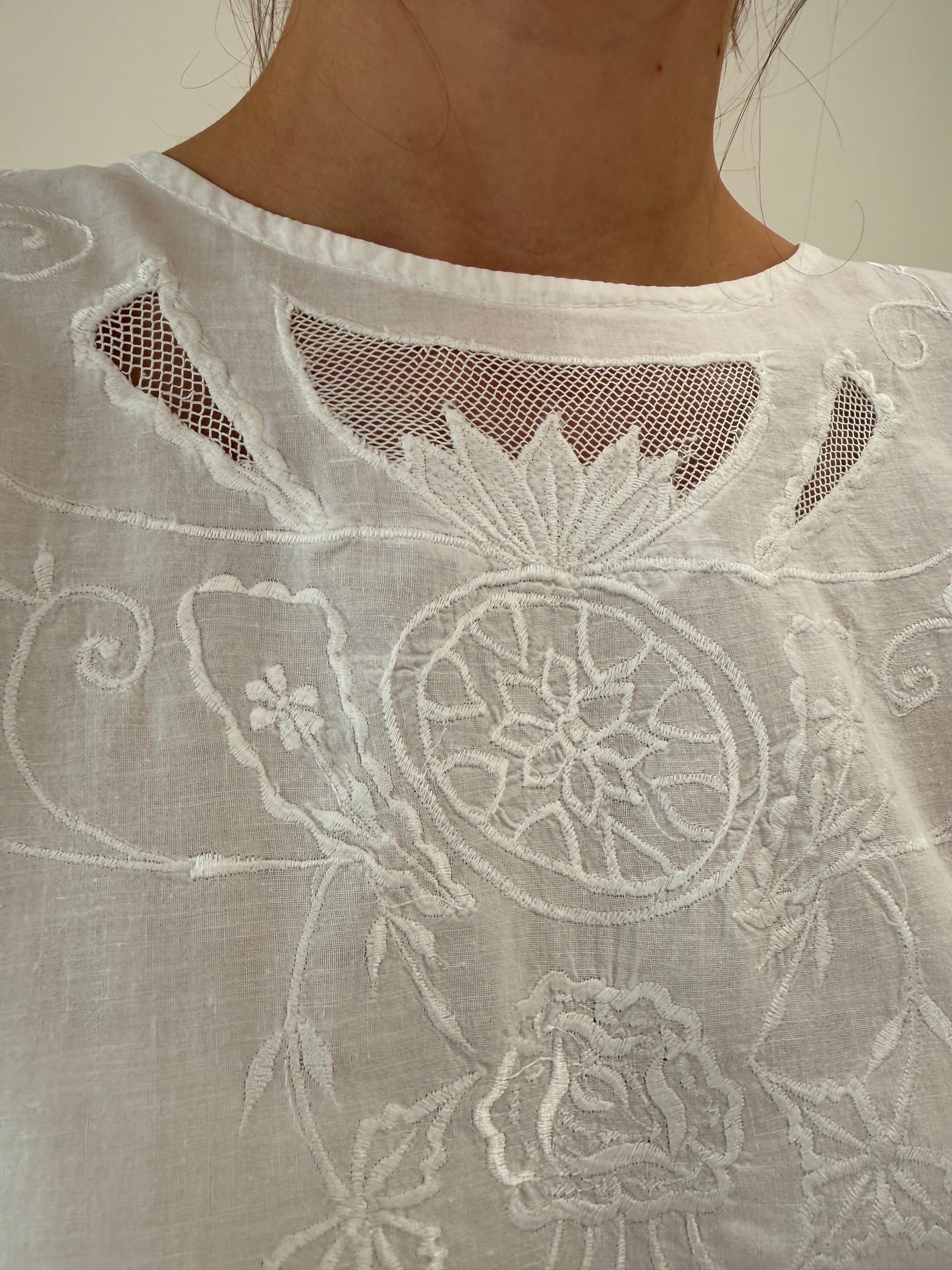 Top din cea mai fină panzica de bumbac în croi lejer cu broderie și inserții de mesh