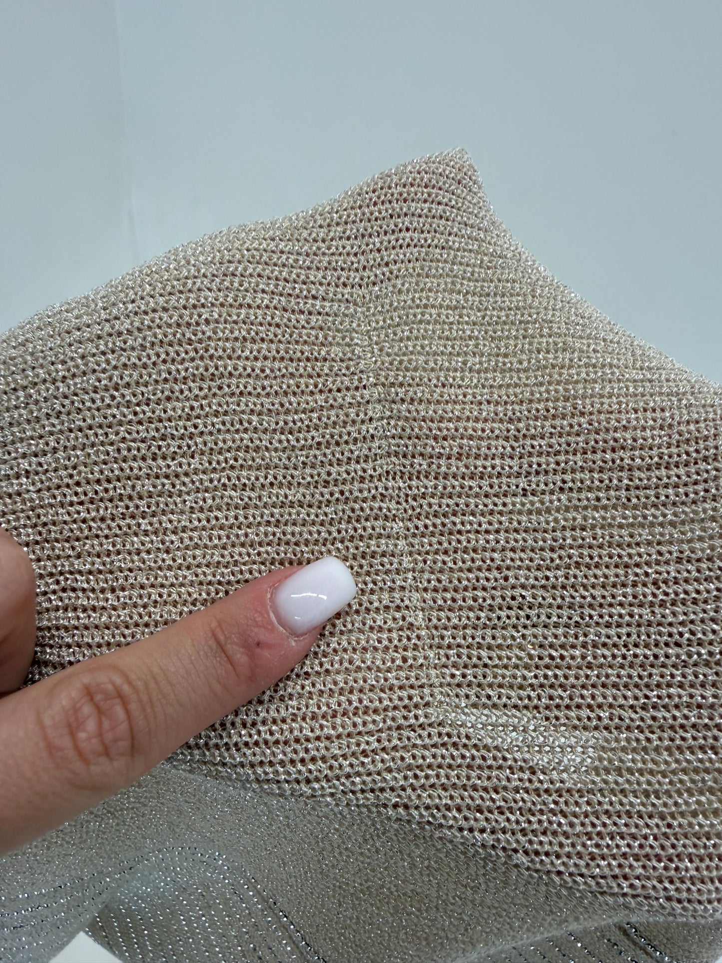 Top petite din jerse de in sand nude cu aplicații delicate argintii