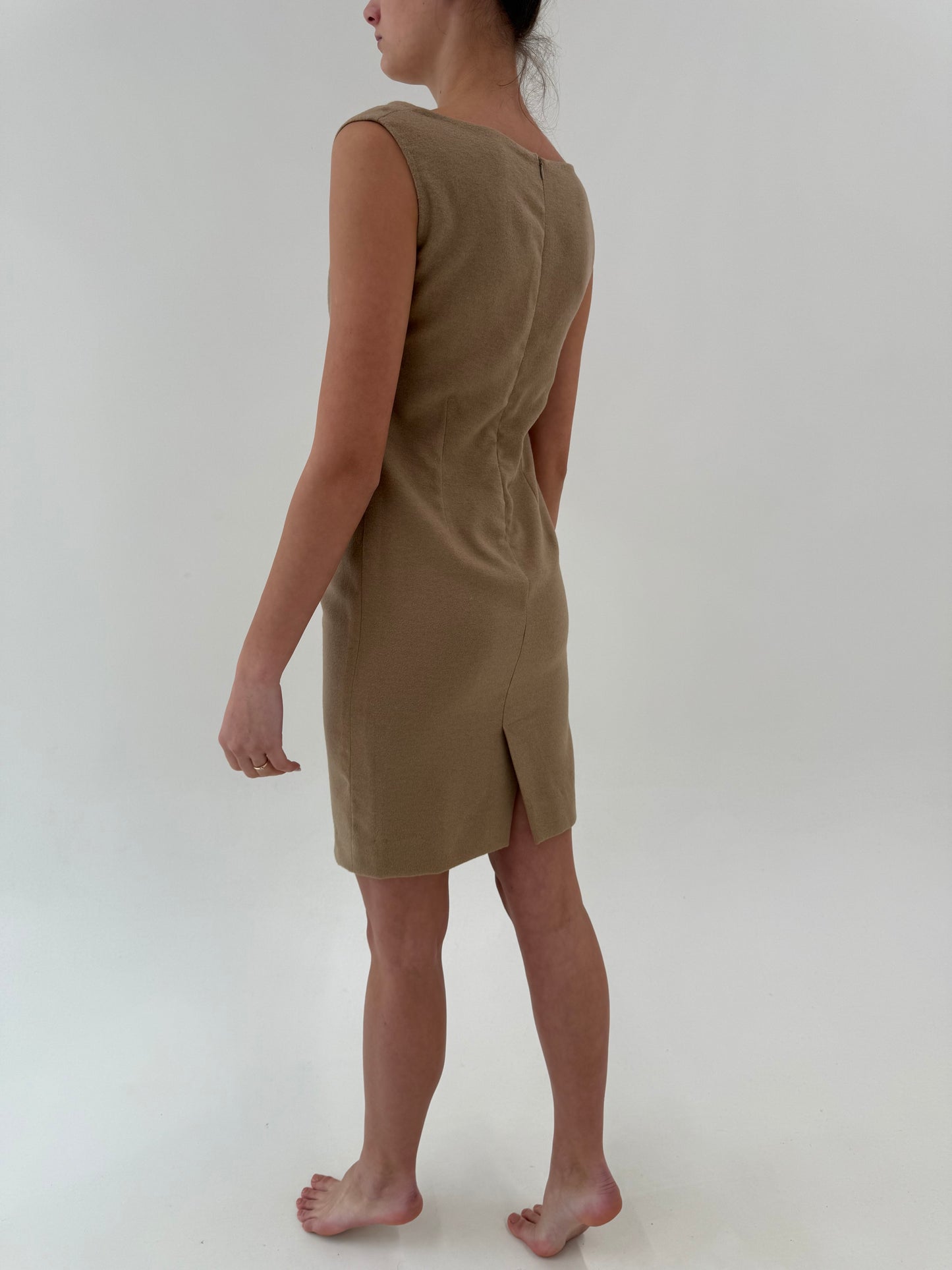 Rochie camel în croi cambrat superb din lana extrafina cu decolteu bărcuță