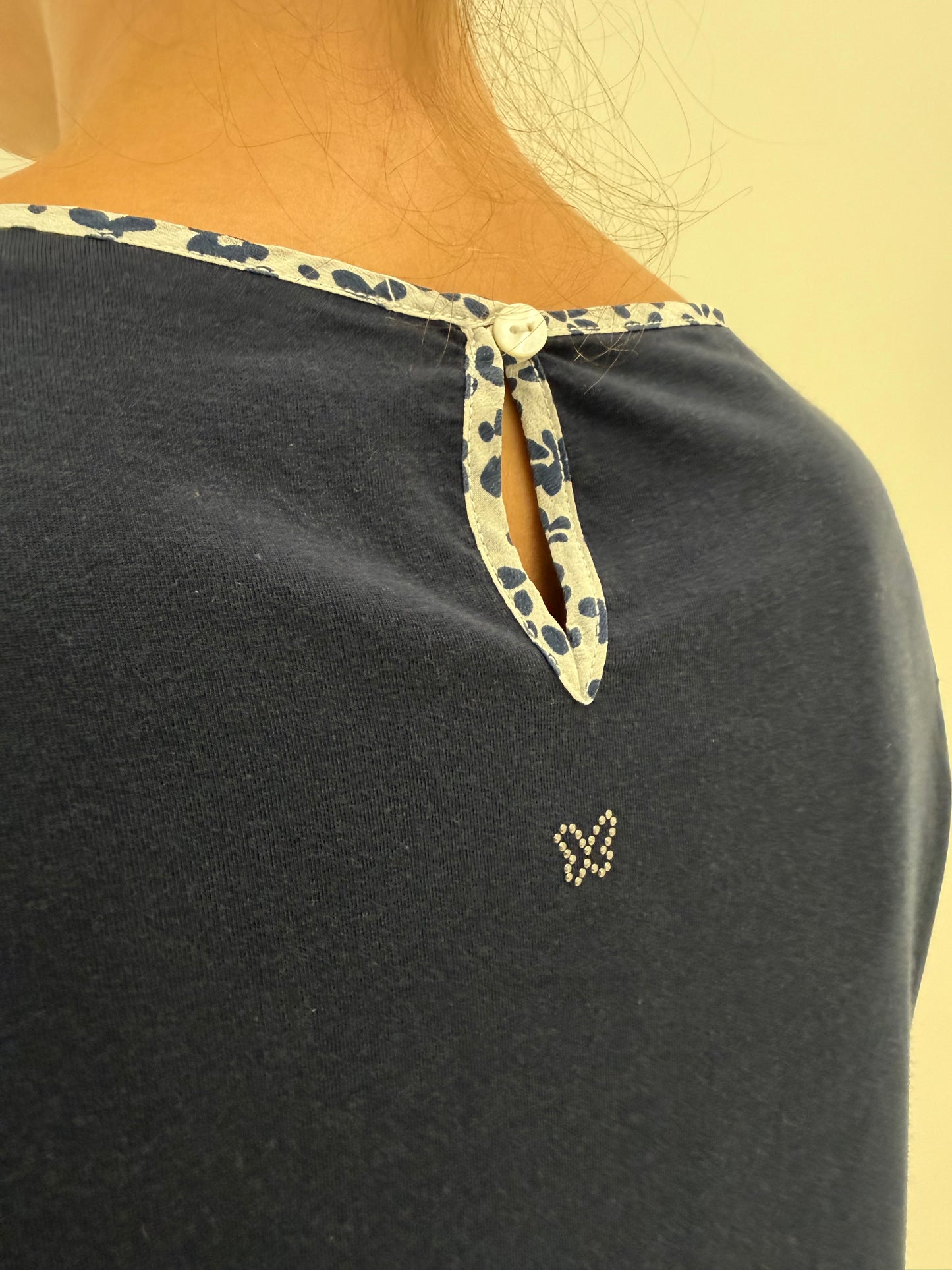 Top Max Mara din mătase naturală în croi actual chic cu drapaje alb și Navy blue
