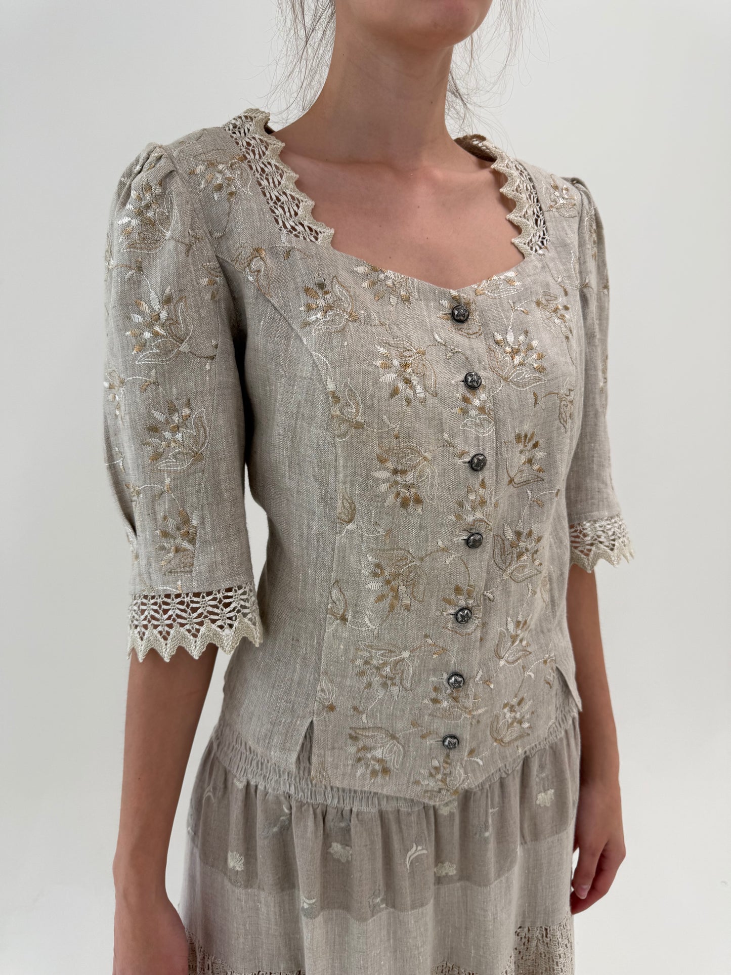 Corsaj vintage din pânză de in cu broderie și inserții macrame