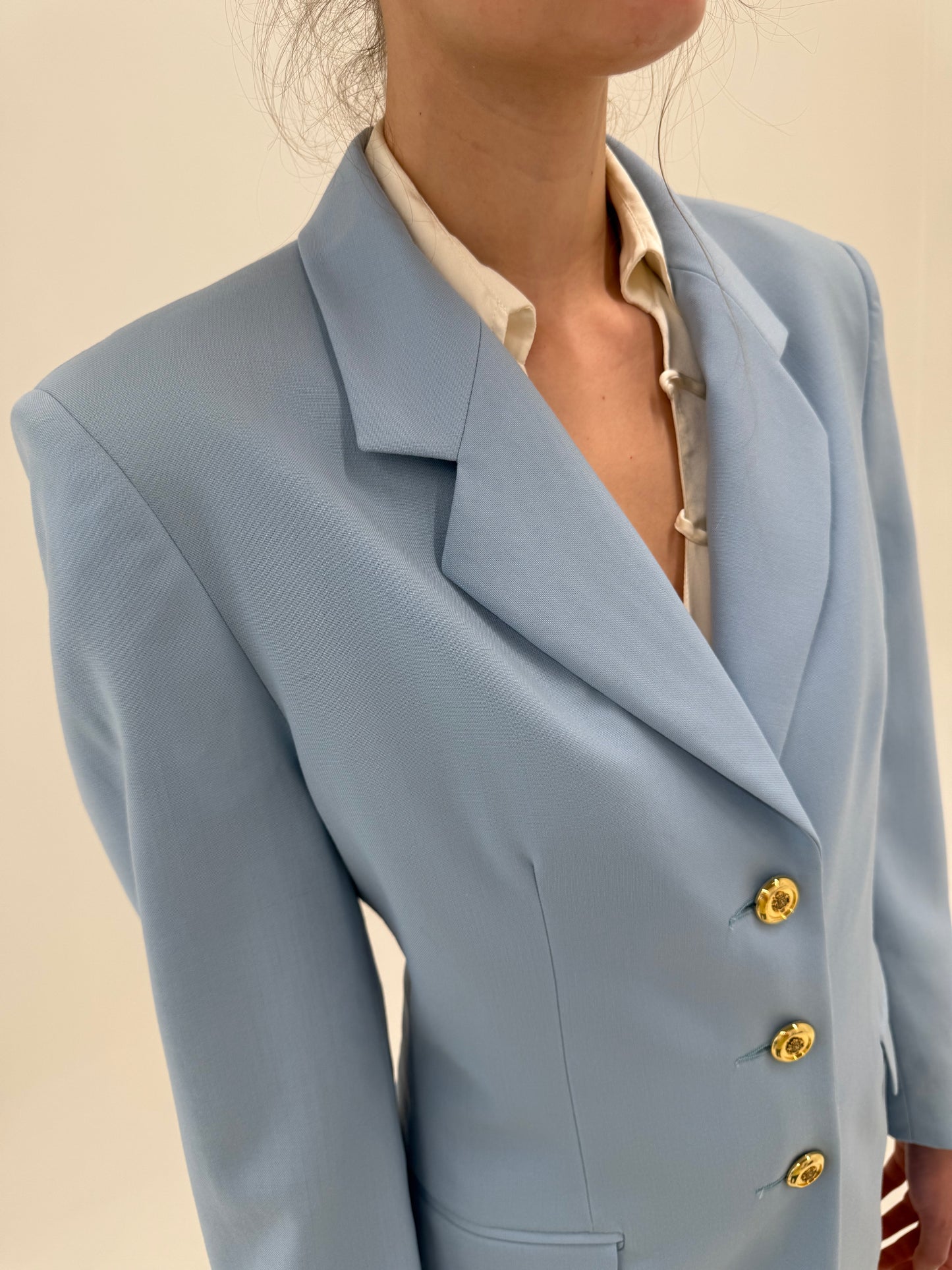 Sacou super premium italian baby blue cu nasturi aurii în croi ușor cambrat