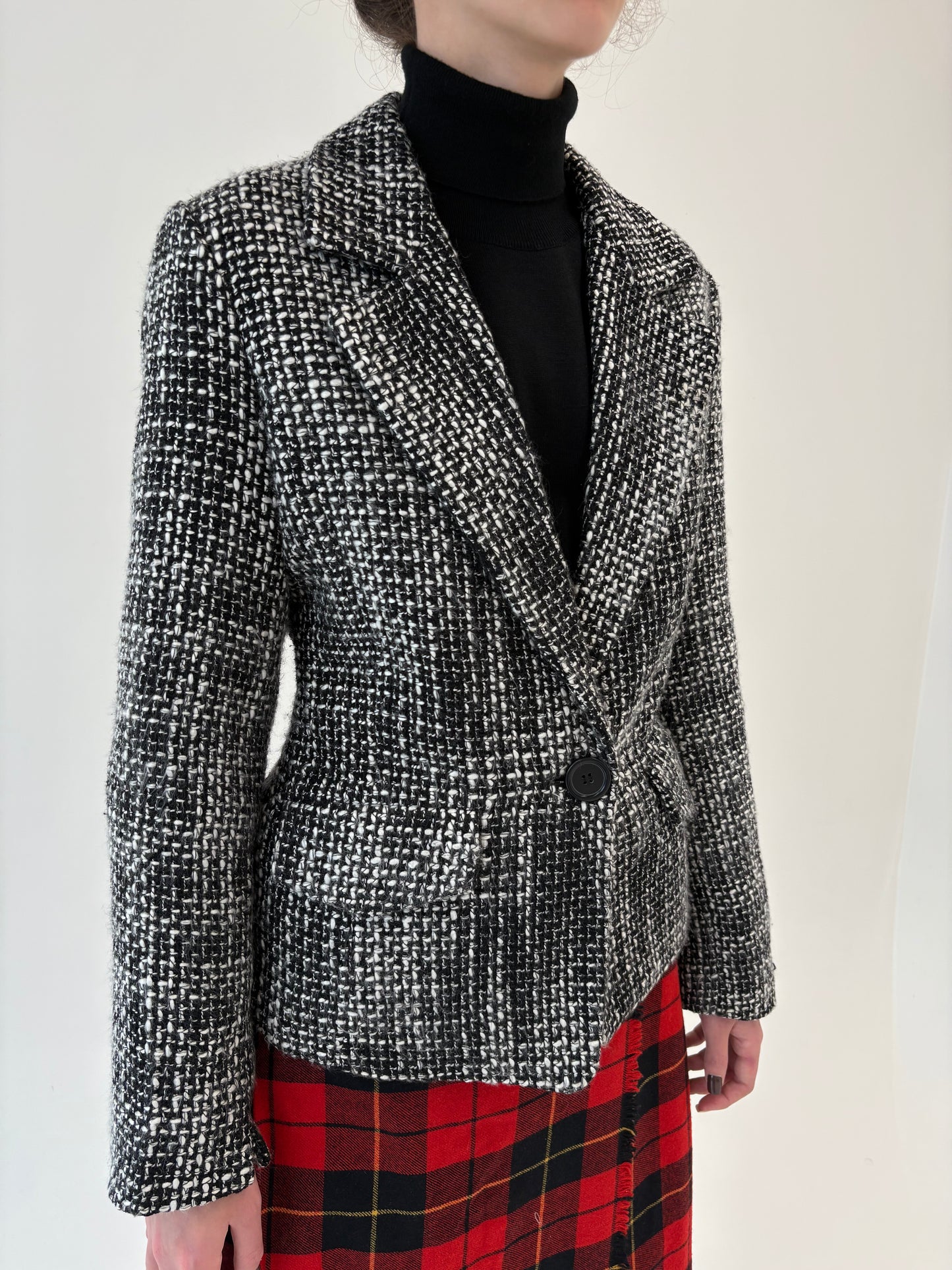 Sacou cambrat din tweed în stil Chanel cu închidere tip smoking