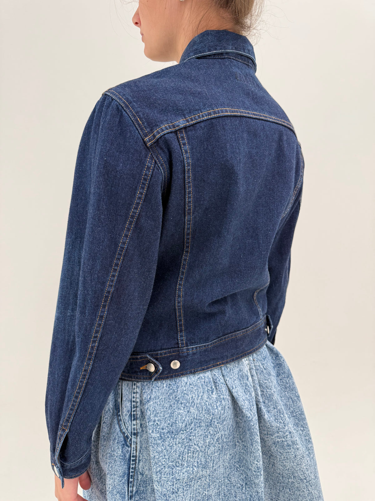 Geaca Escada din jeans darker wash in croi clasic cu efect prespalat
