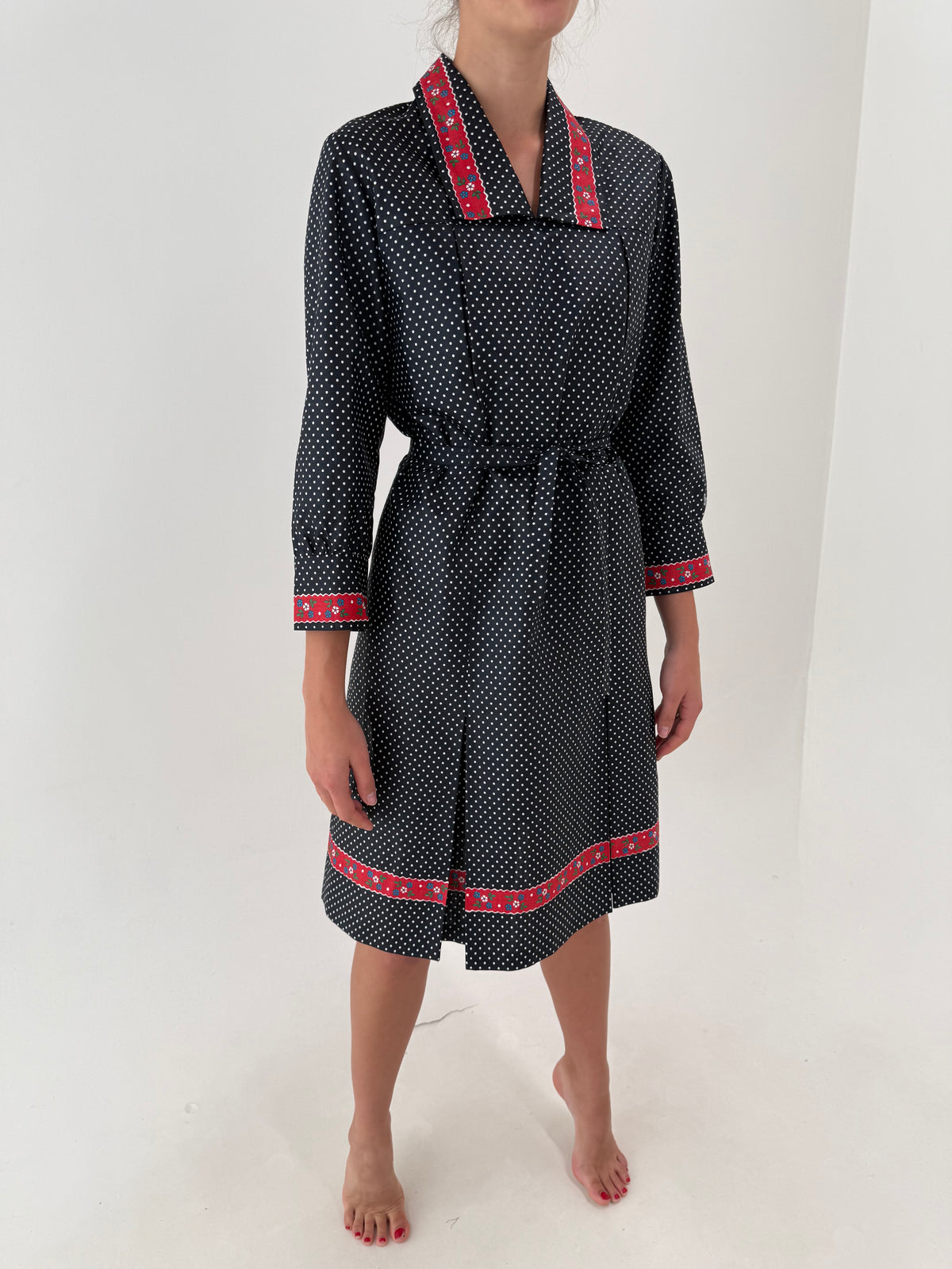 Rochie vintage neagră cu hulaine albă din bumbac gros cu talie reglabilă din cordon