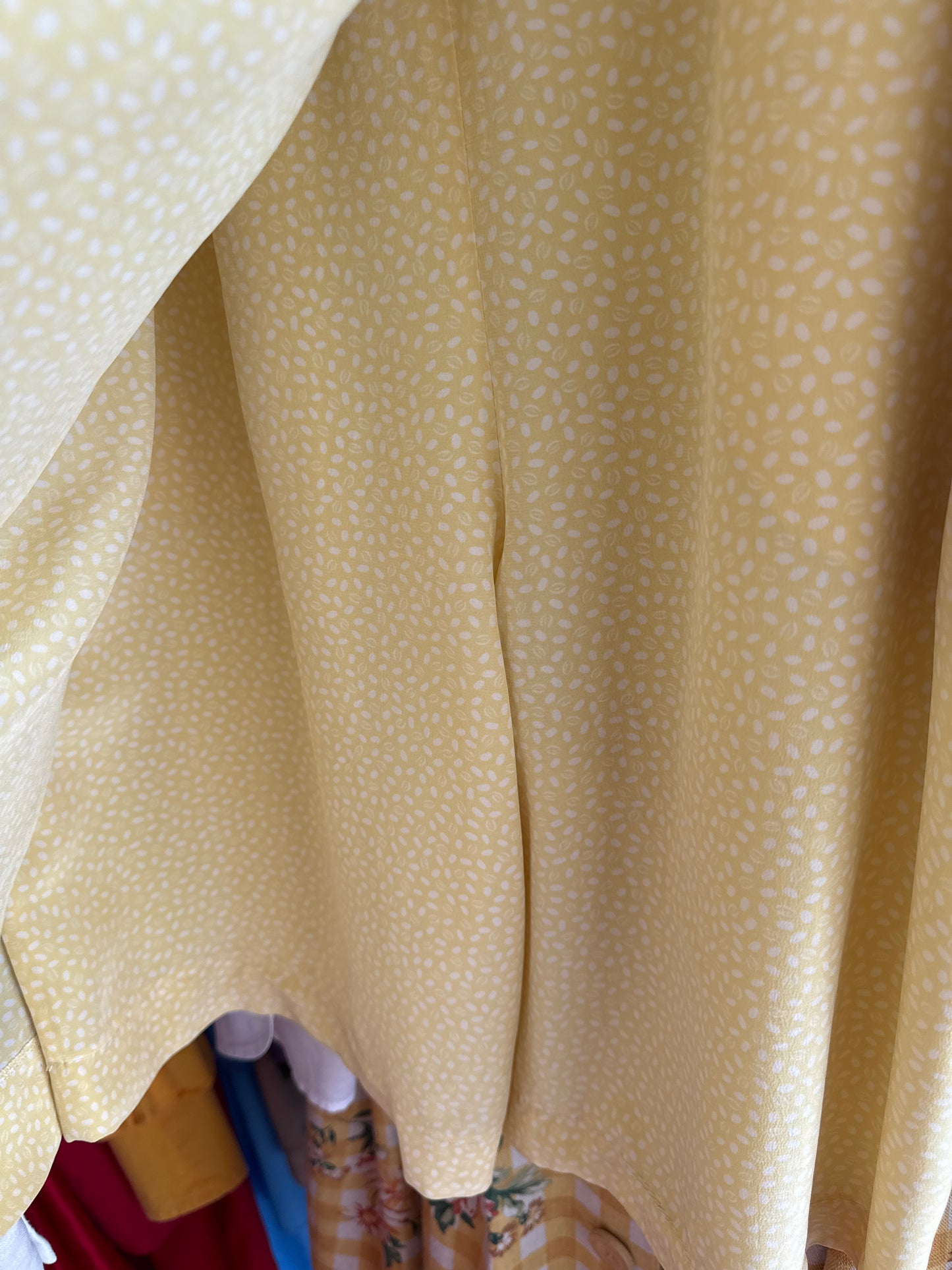 Pantaloni scurti cu aspect de fustă in fata din mătase naturală butter yellow