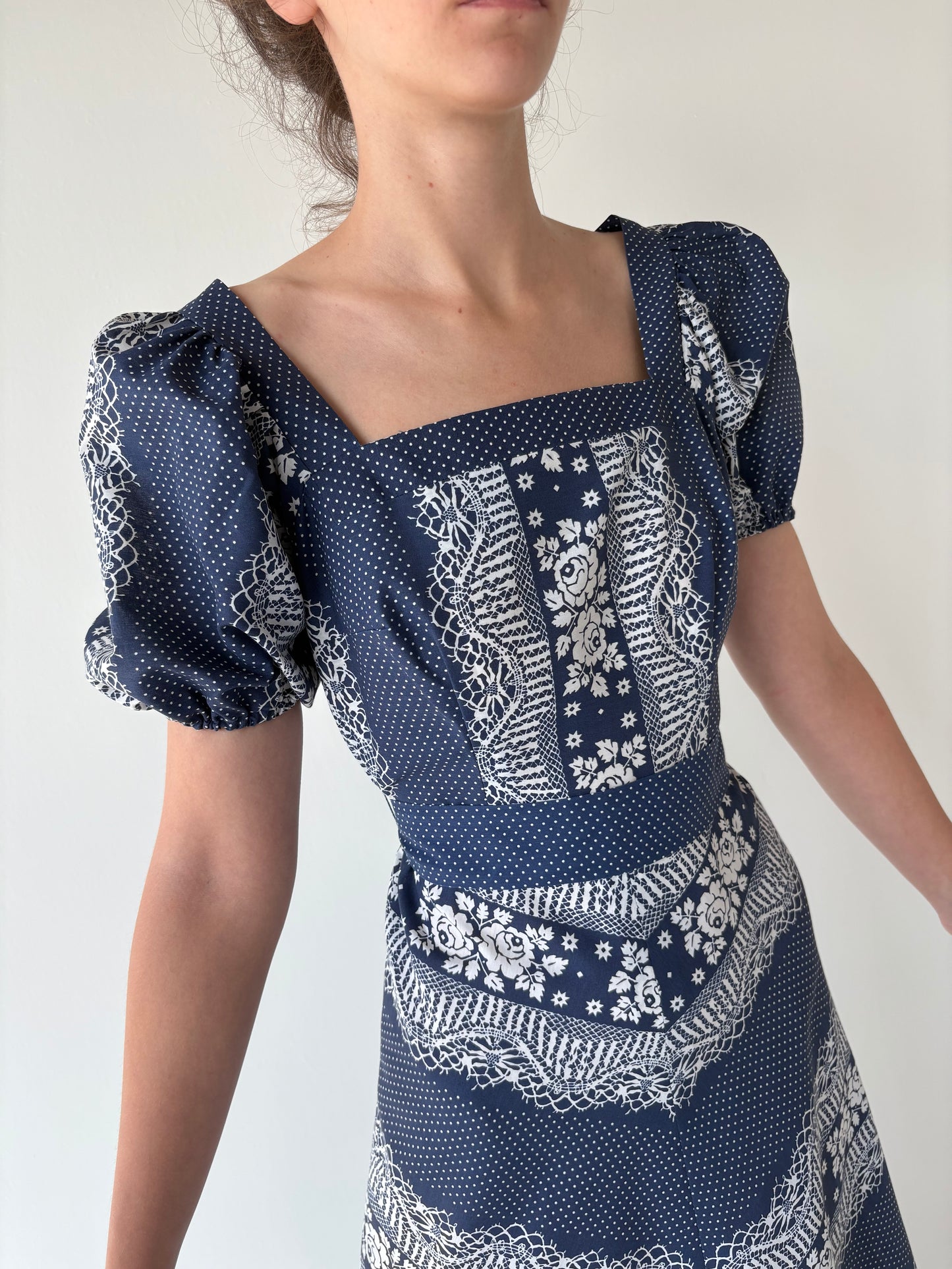 Rochie maxi din panzica de bumbac cu talie ultra înaltă și mânecuțe ușor bufante