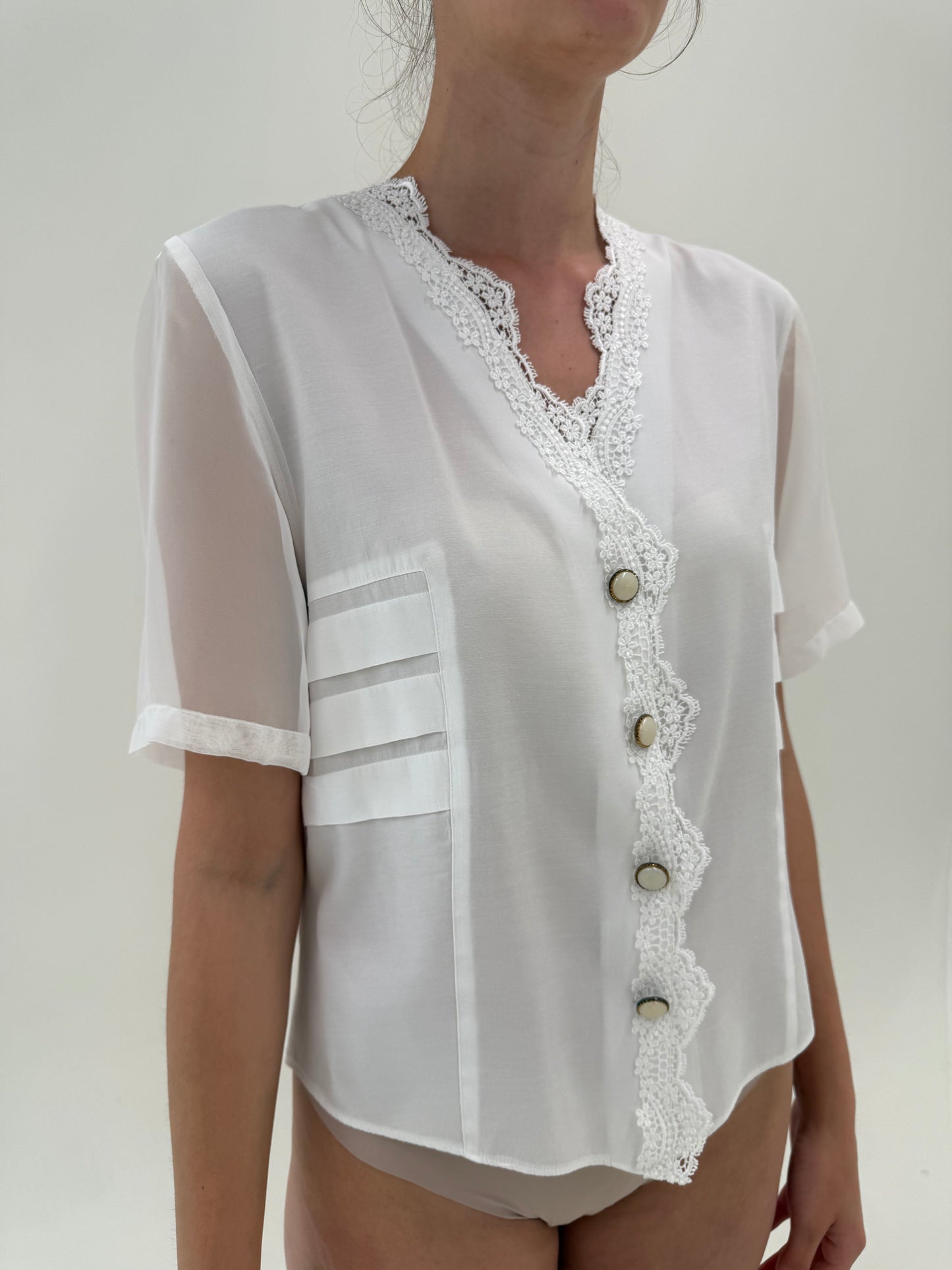 Cămașa elegantă din triplu voal cu dantelă macrame și nasturi bijuterie