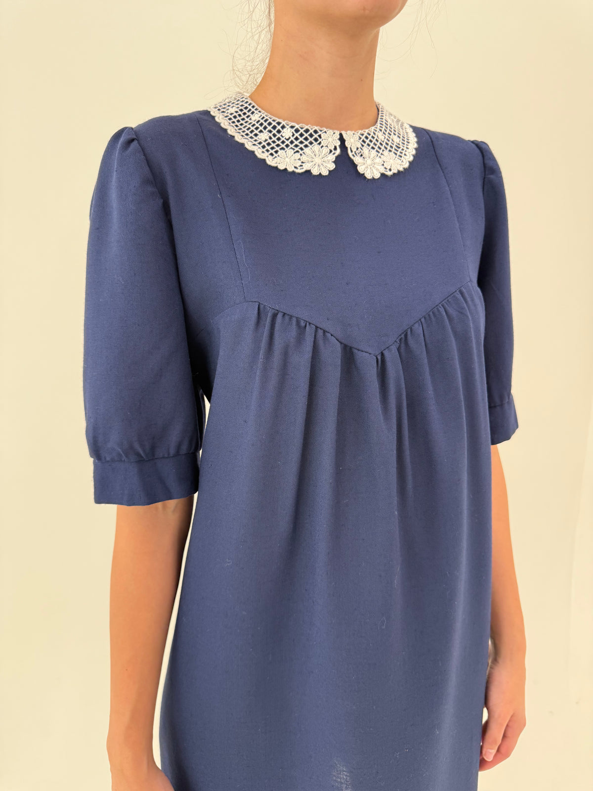 Rochie vintage din lana extrafina cu guler macrame fin lucrat manual și cordon