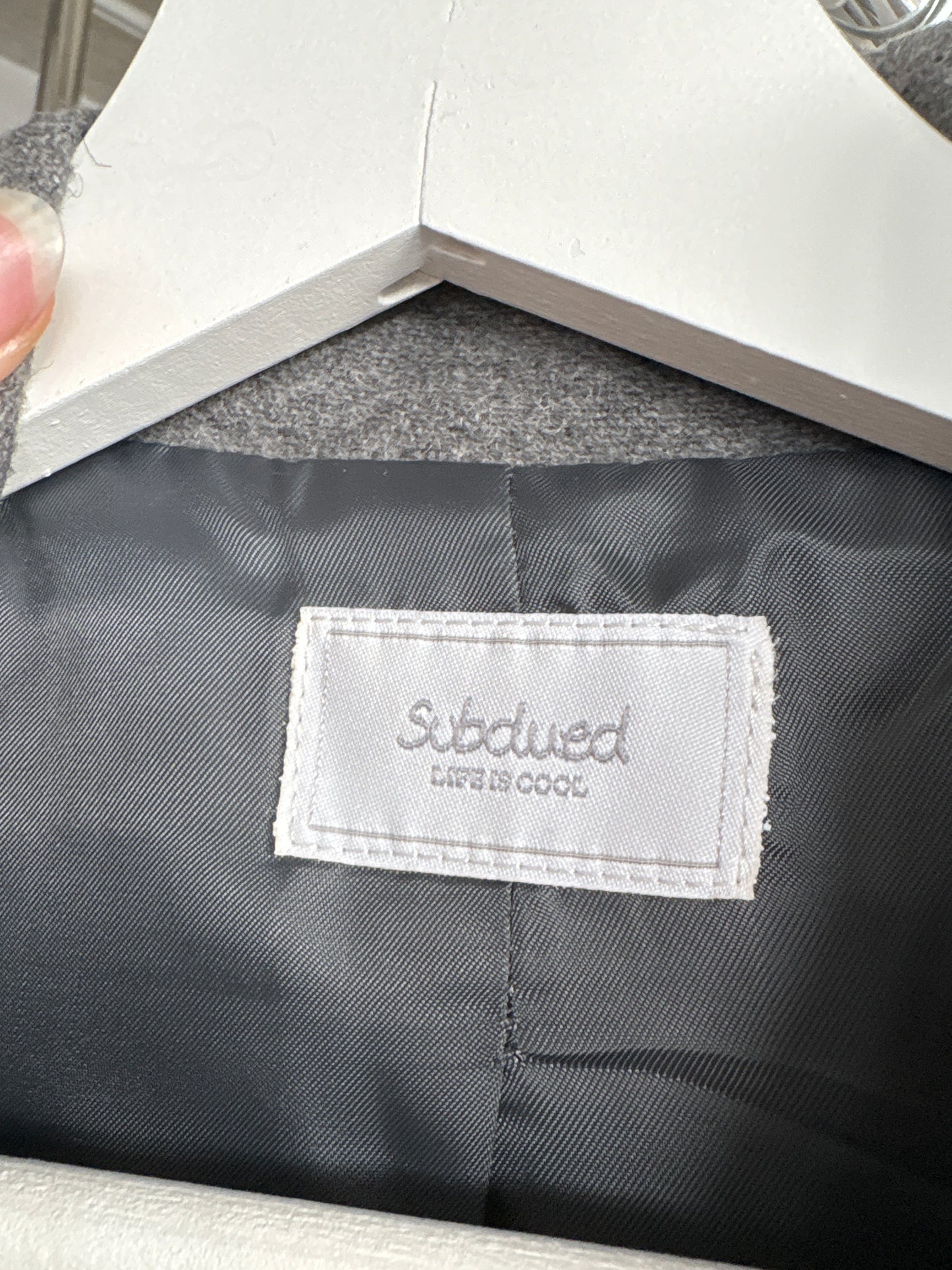 Jacheta silver gray din stofă extrafina cu ținuta și închidere dublă