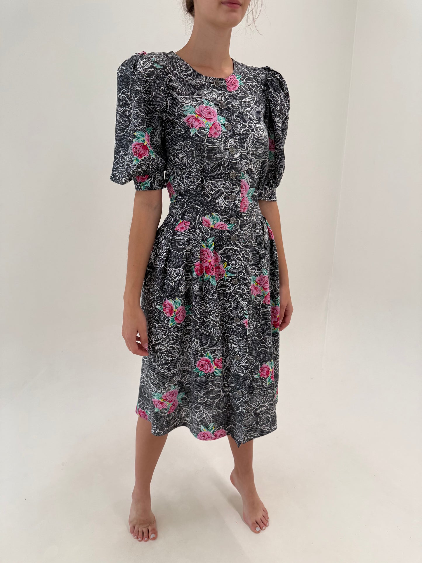 Rochie vintage super vaporoasă in croi de ani 50 cu talie marcată si print floral cu trandafiri