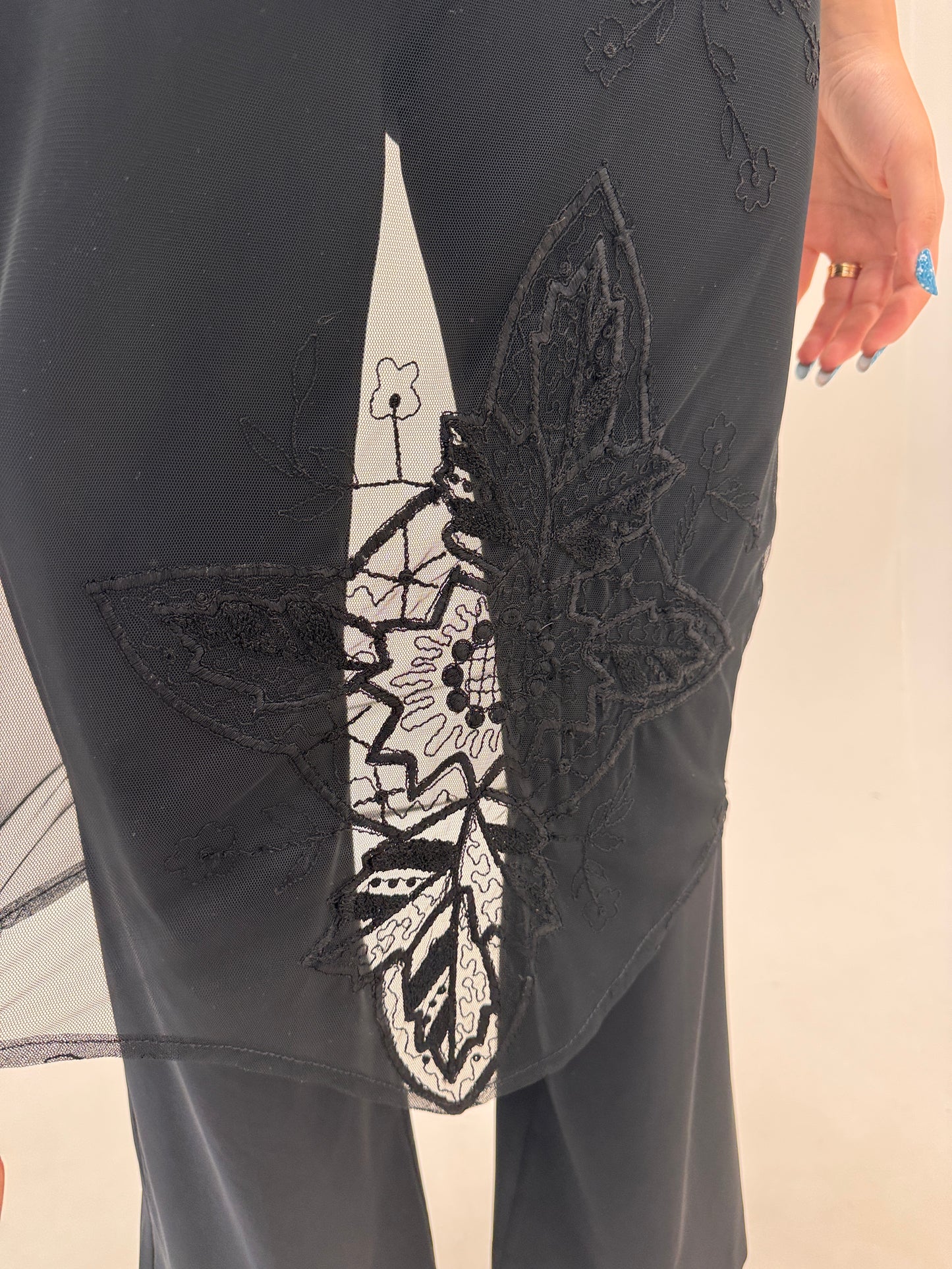 Rochie neagră din mesh cu broderie
