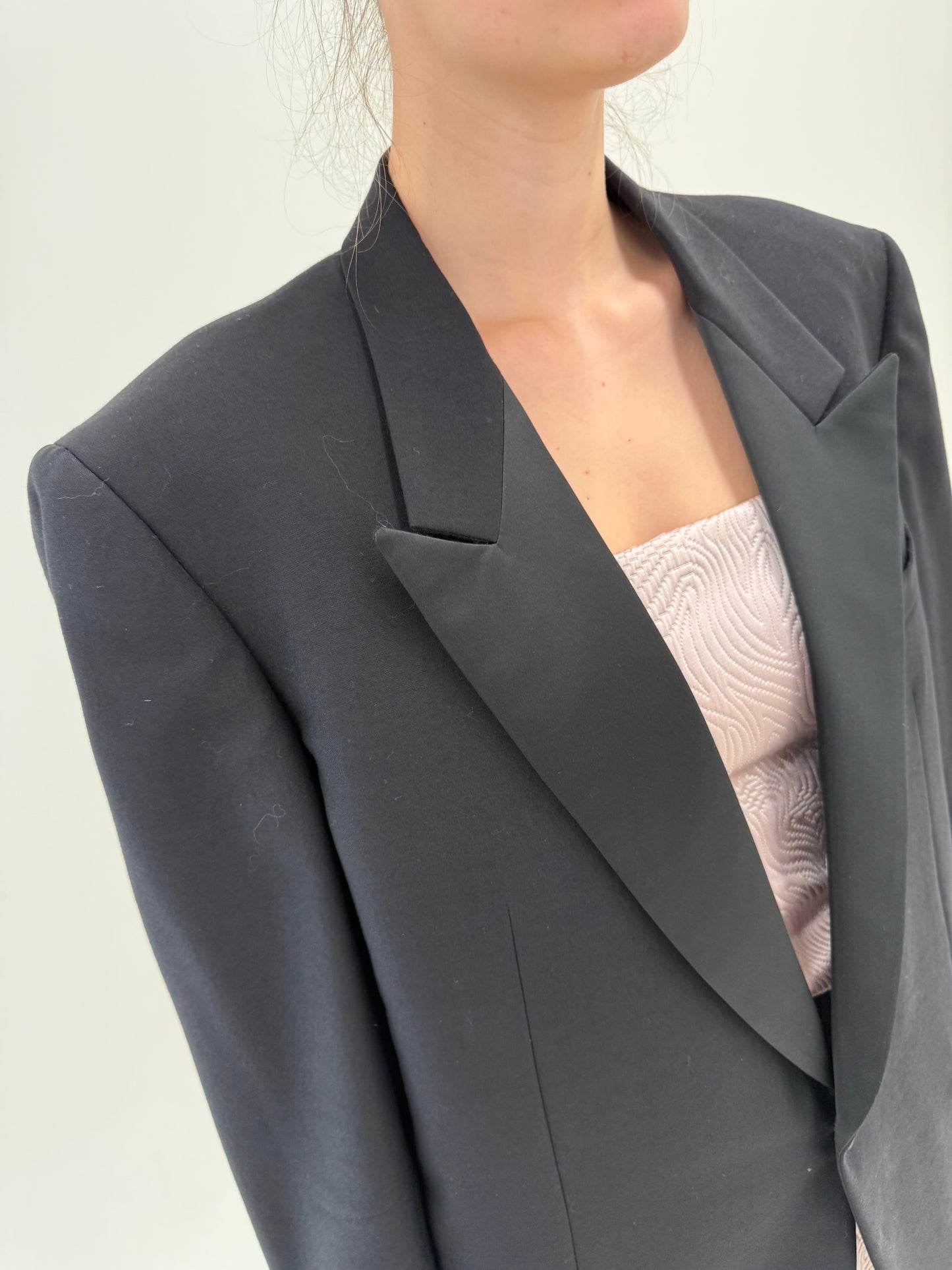 Sacou Yves Saint Laurent cu revere satinate din stofita lightweight all season