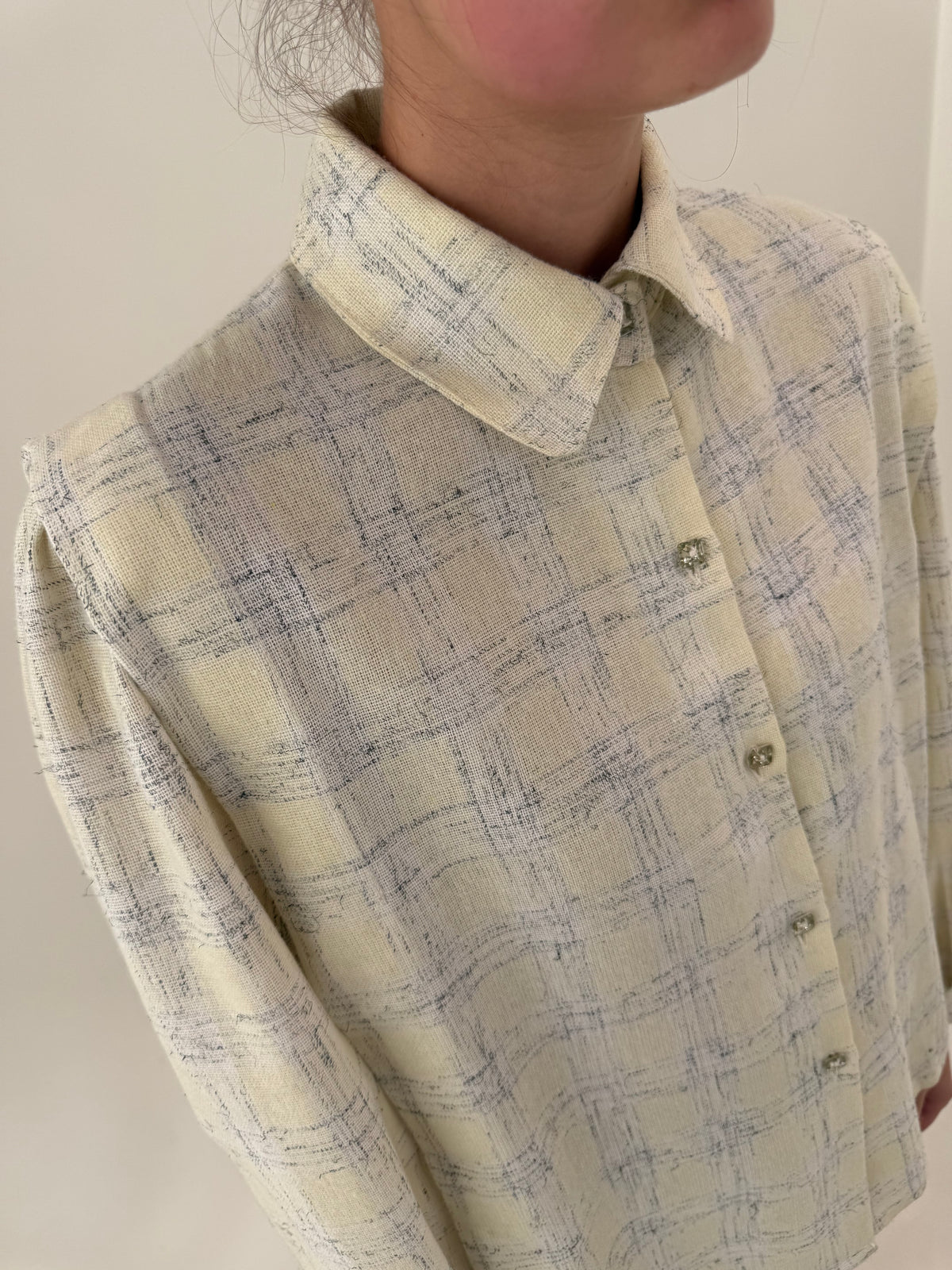Deux piece din lana extrafina cu fustă plisată midi și cămașă în croi retro modern