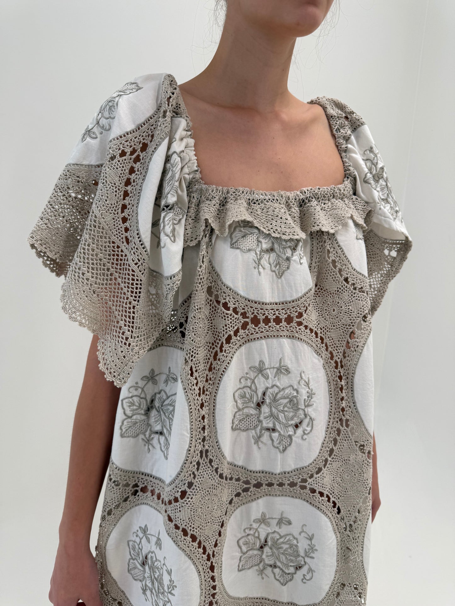 Rochie maxi integral lucrată manual cu broderie excepțională și macrame din in tot lucrat manual