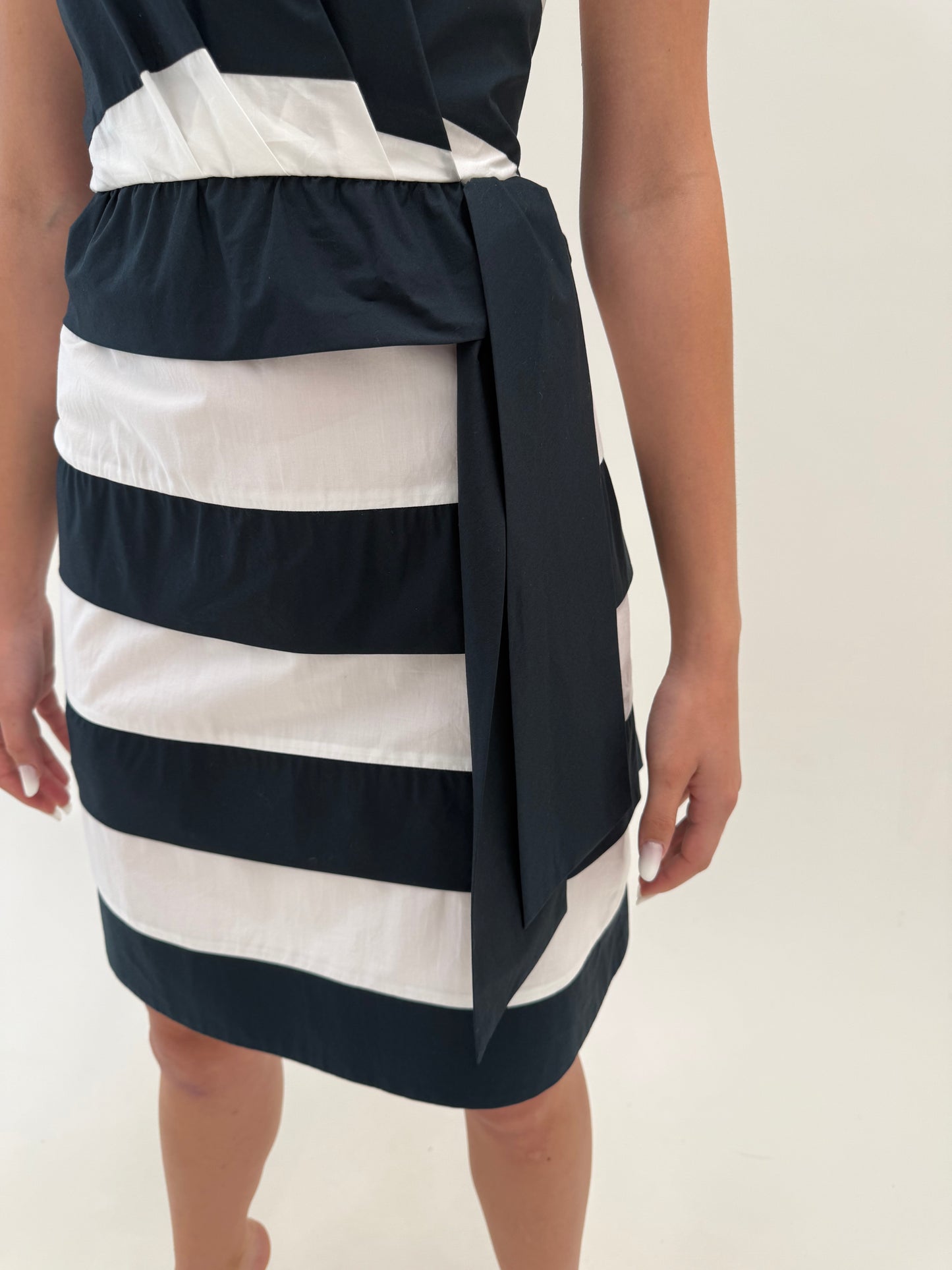 Rochie Moschino în croi atemporal din poplin de bumbac cu dungi alb negru