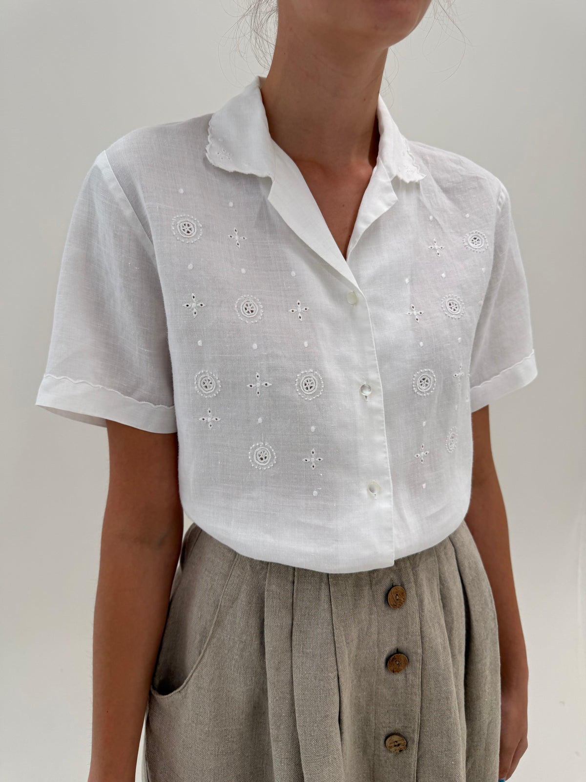 Cămașa bijuterie din in fin cu broderie manuală delicată geometrică