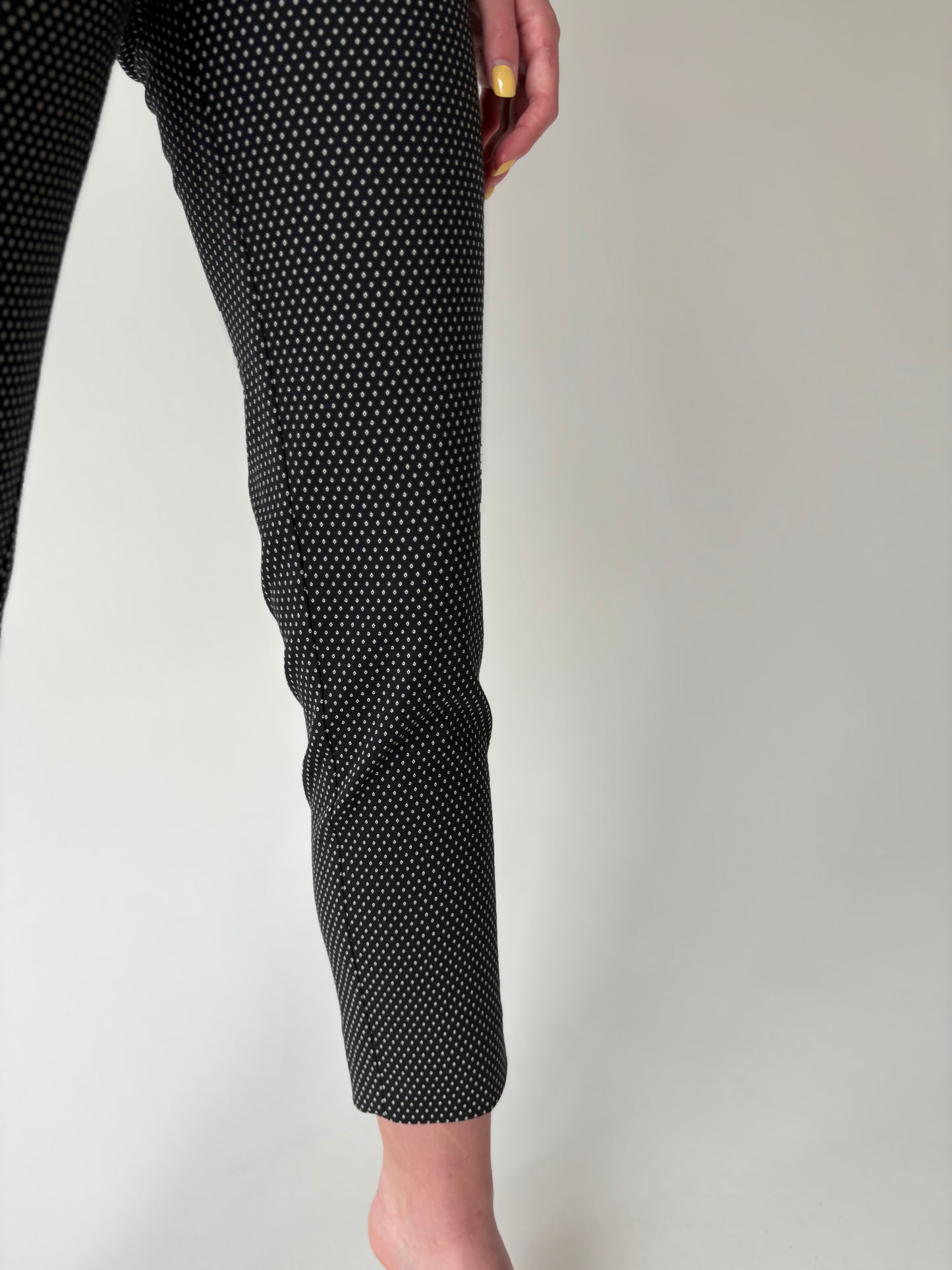 Pantaloni negri business cu buline ivorie din poplin modelator
