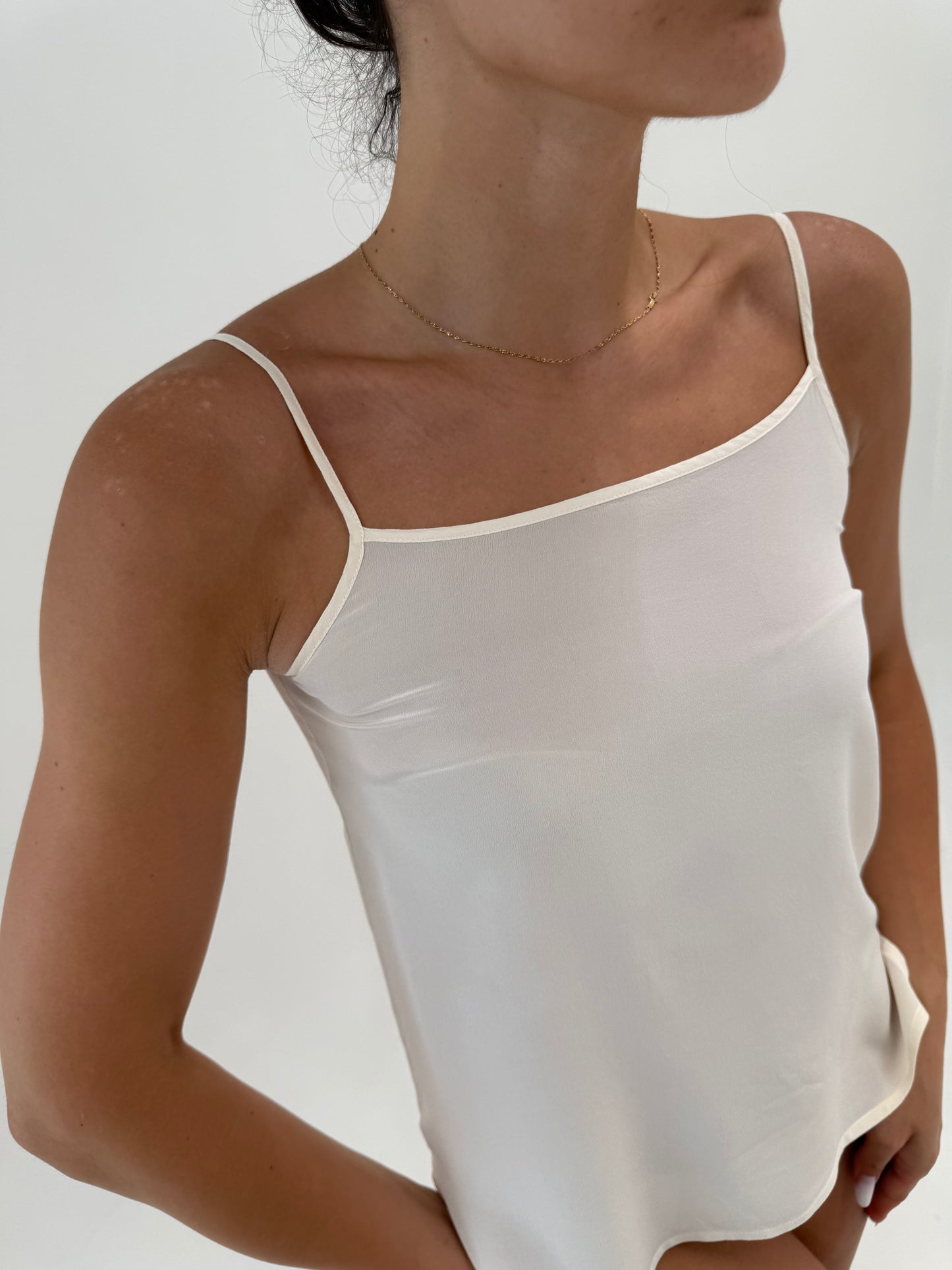Top din mătase naturală in croi minimalist