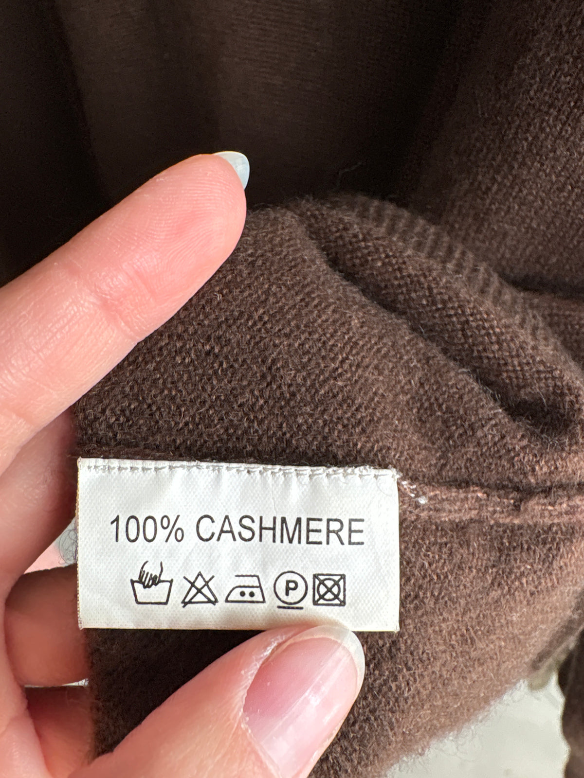 Pulover polo din cașmir chocolate brown in croi lejer cu mânecă căzută