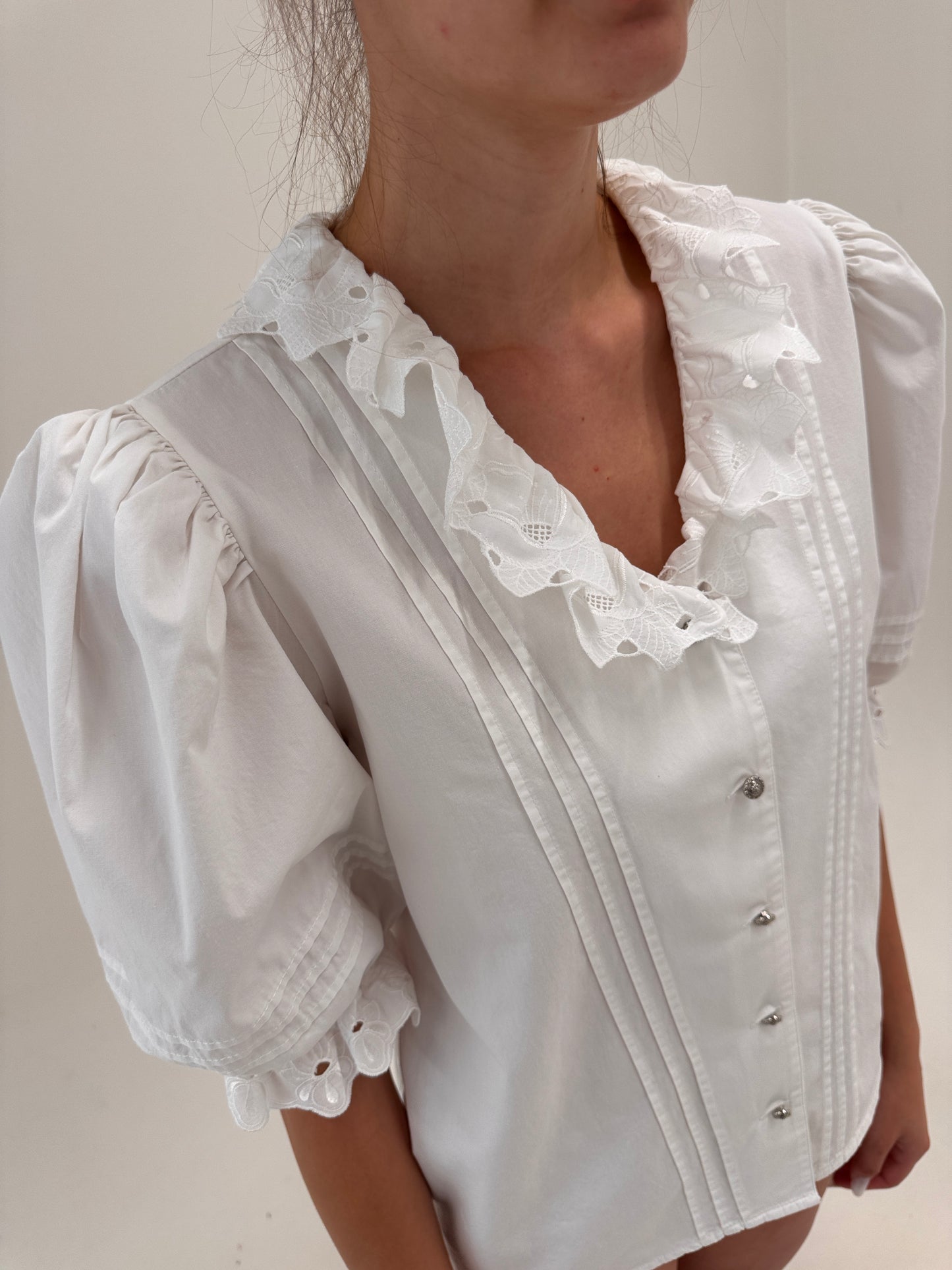 Cămașa vintage din panzica de bumbac cu broderie anglaise și mâneci ușor bufante