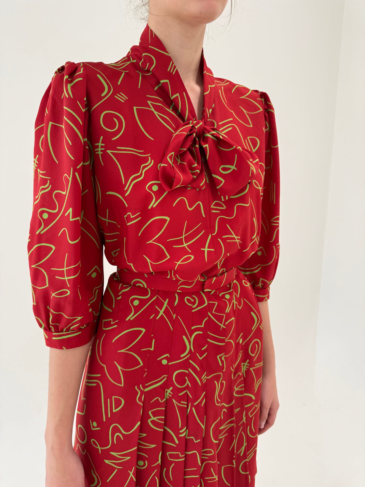Rochie vintage cherry red cu panglică la gât și print geometric verde crud