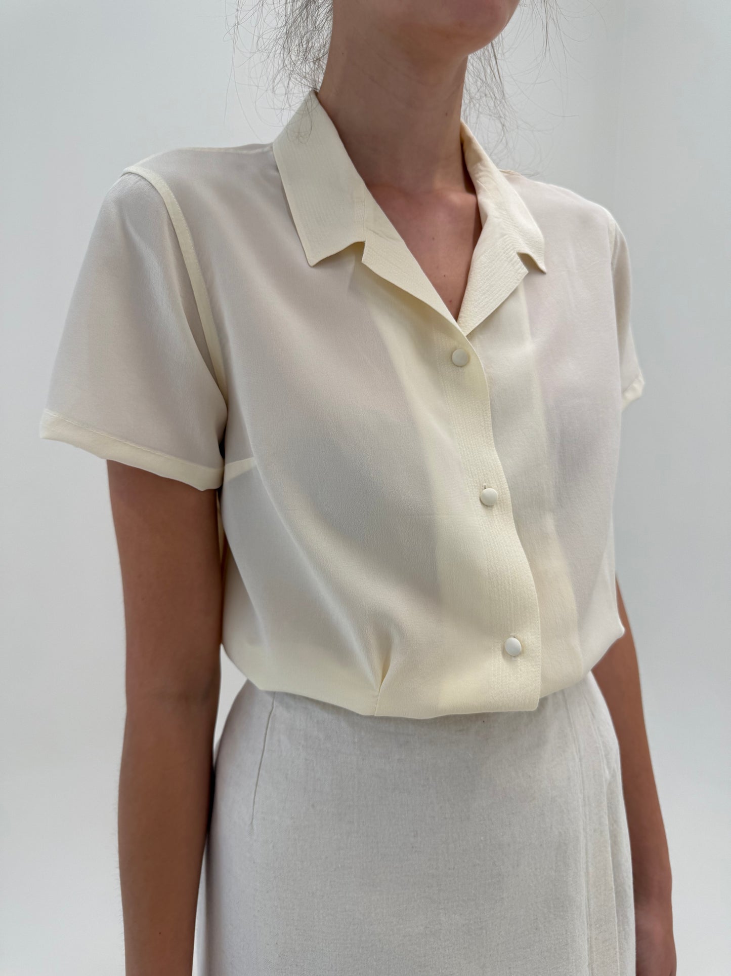 Cămașa butter nude din mătase naturală în croi minimalist