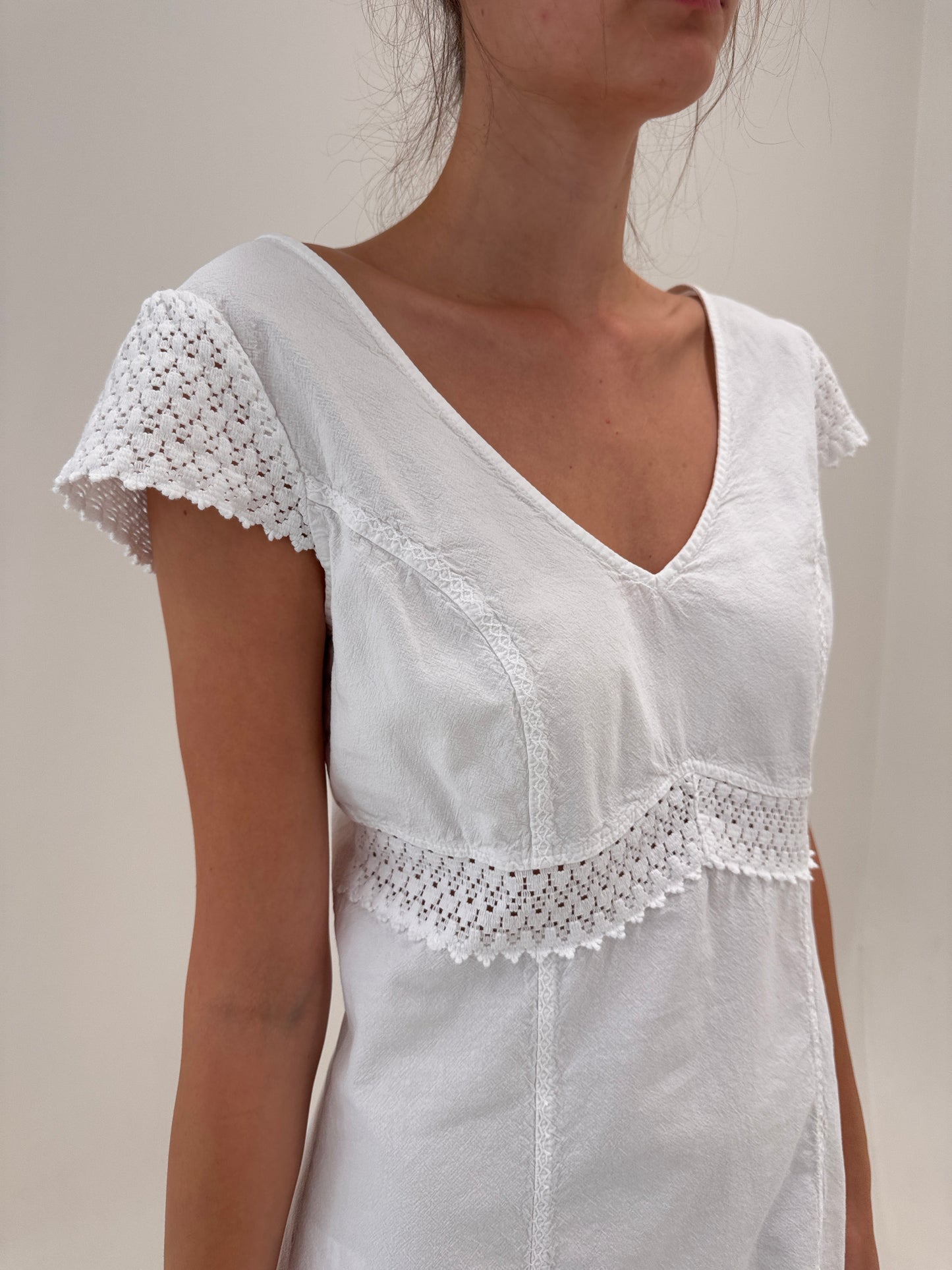 Rochie din pânză excepțională de bumbac cu macrame în croi feminin