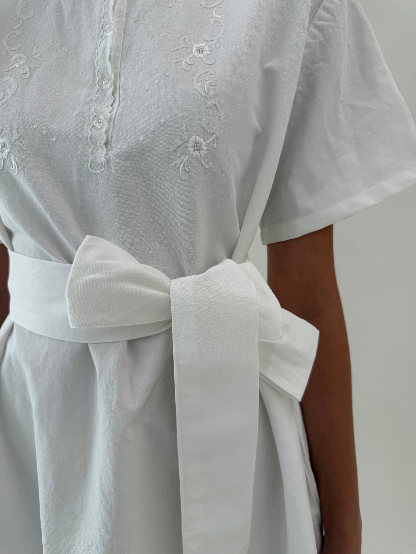 Rochie maxi bijuterie din in excepțional cu broderie manuală delicată și cordon lat