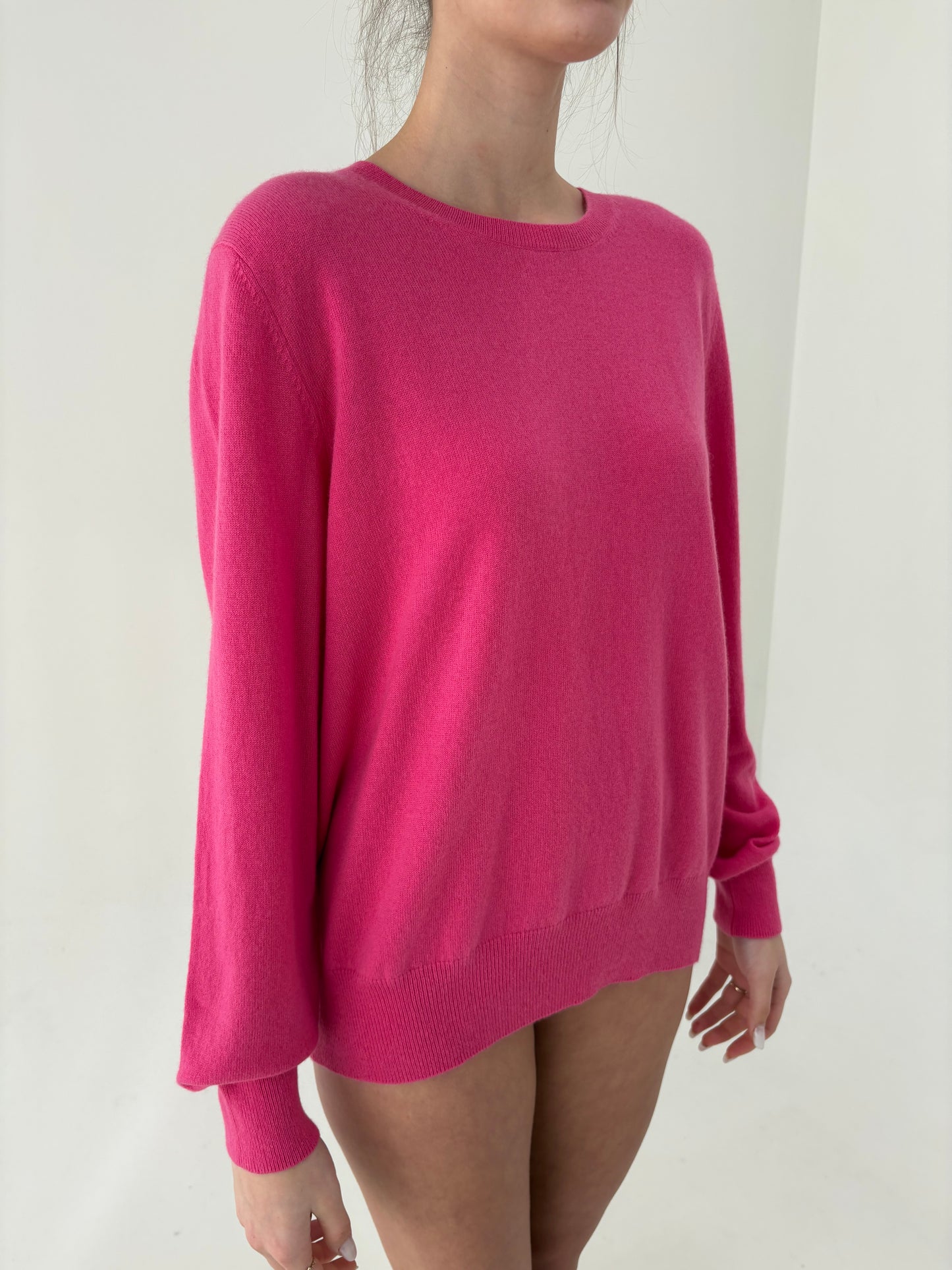 Pulover din cașmir electric Pink cu manșete îngustate în croi lejer