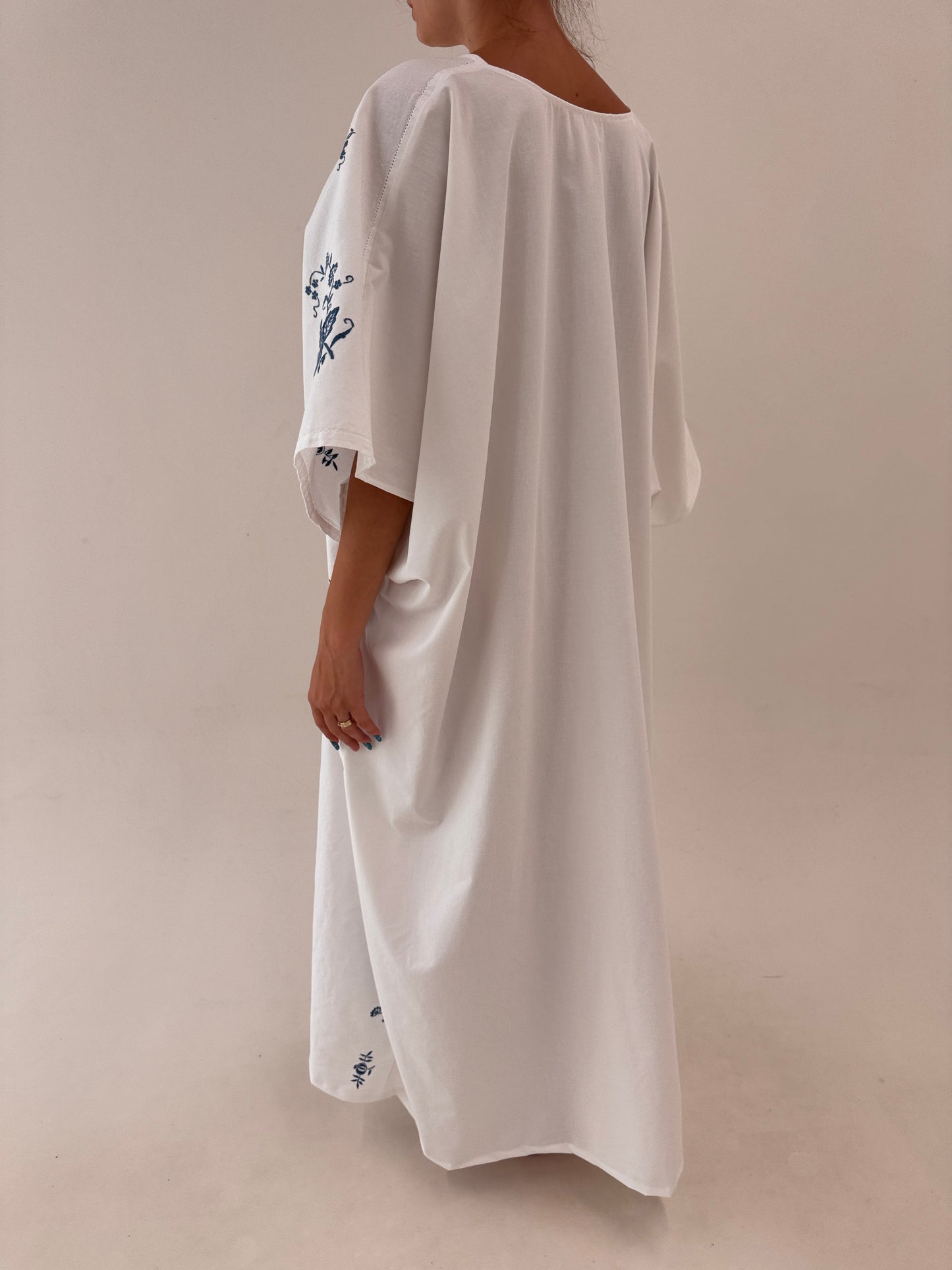 Kaftan cu broderie manuală albastru cerneală din in excepțional în croi amplu