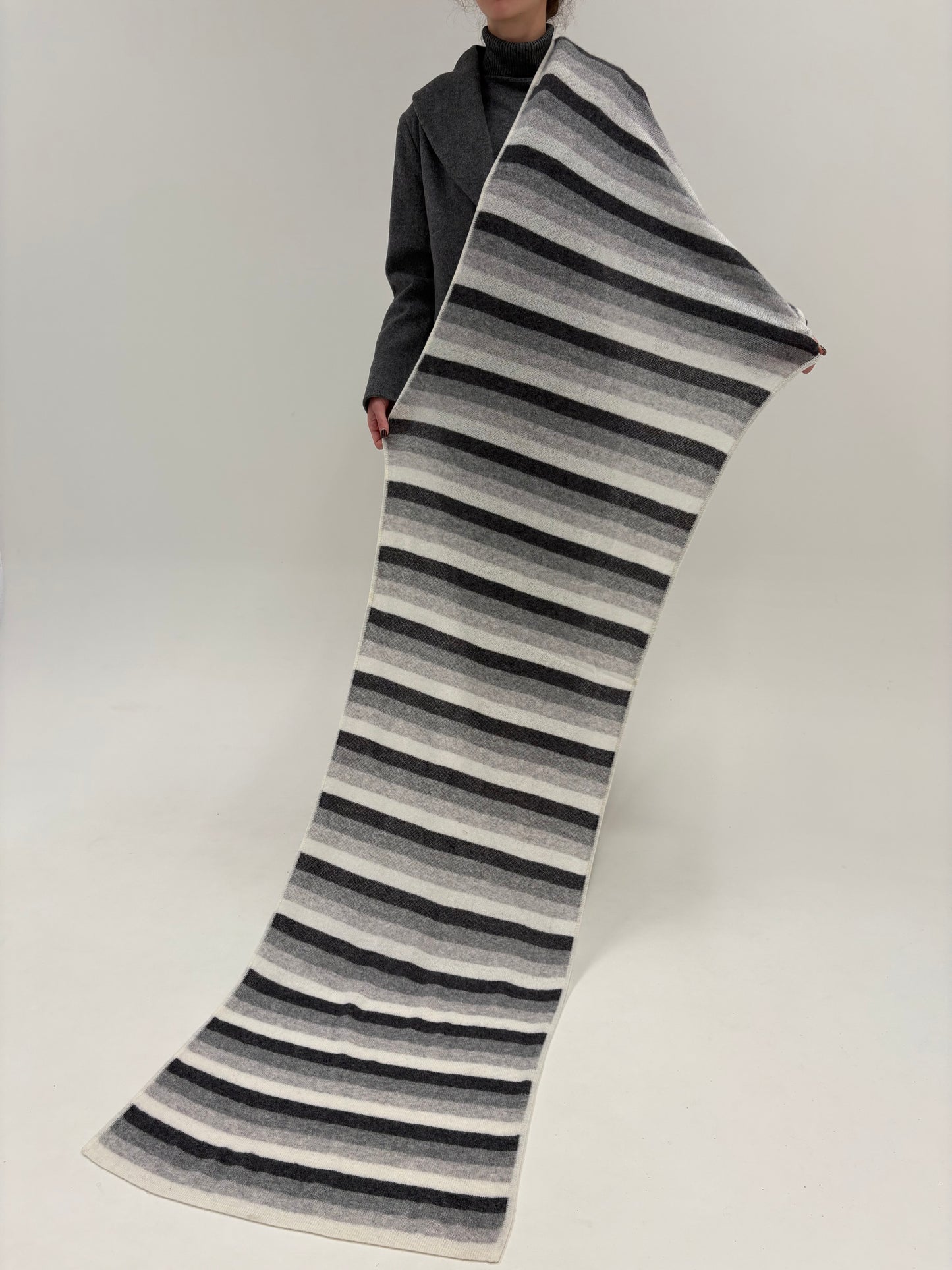 Shawl XXXL din cașmir în dungi și nuanțe de gri
