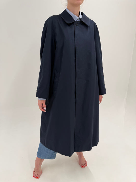 Trench Burberry vintage Navy din gabardină în croi clasic reintrat în trend