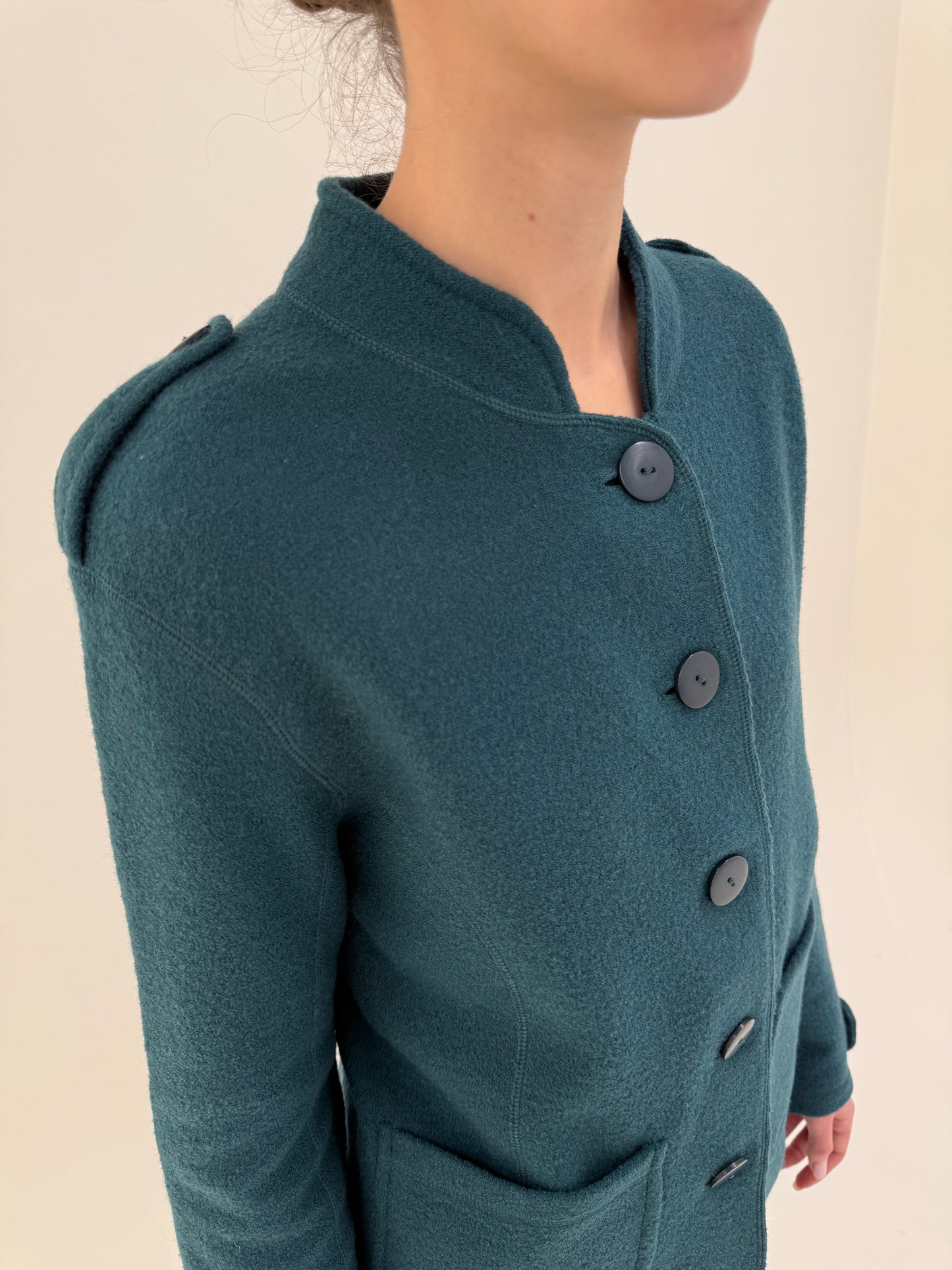 Sacou în nuanța superbă cu influențe military din boiled wool extrafin