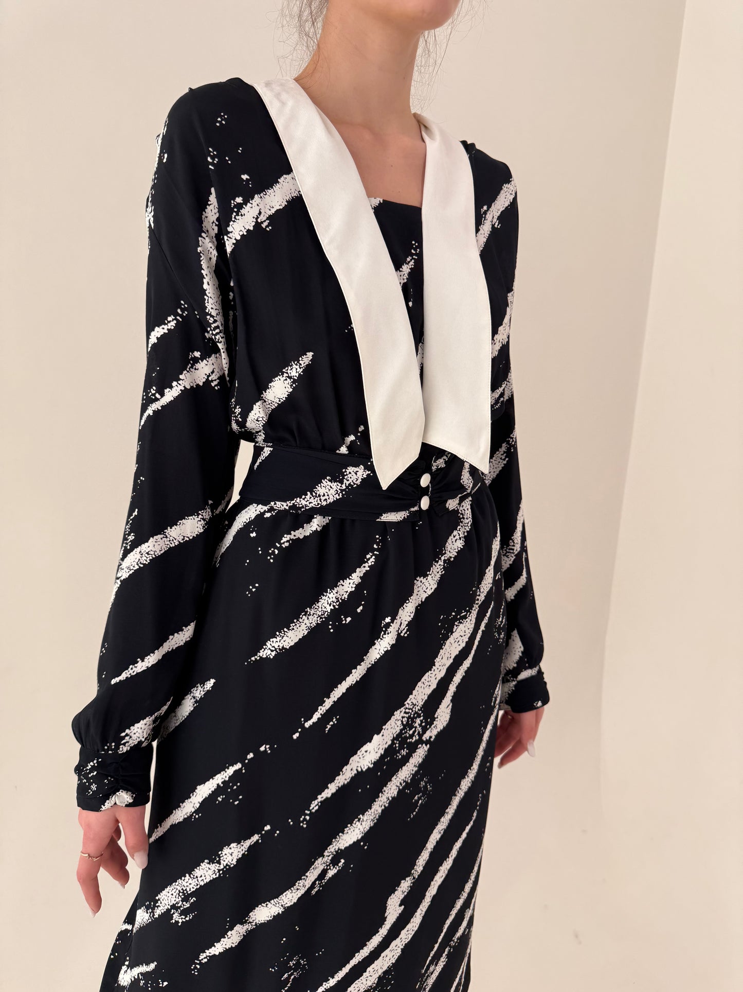 Rochie vintage maxi cu guler contrastant alb negru și talie ultra înaltă