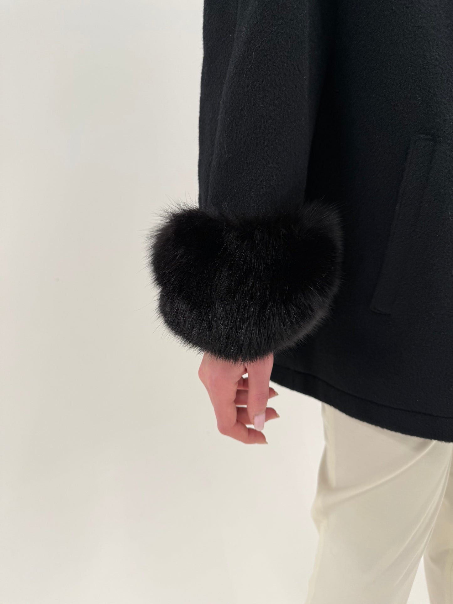 Palton negru italian cu blană naturală de vulpe la mâneci în croi tip capa