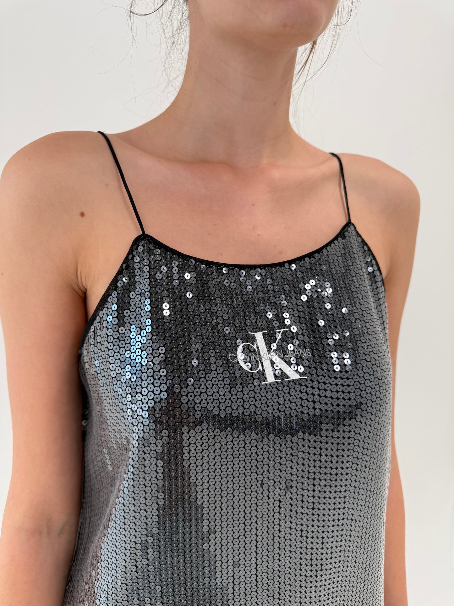 Slip dress Calvin Klein integral paietată super revenita in trend in croi minimalist