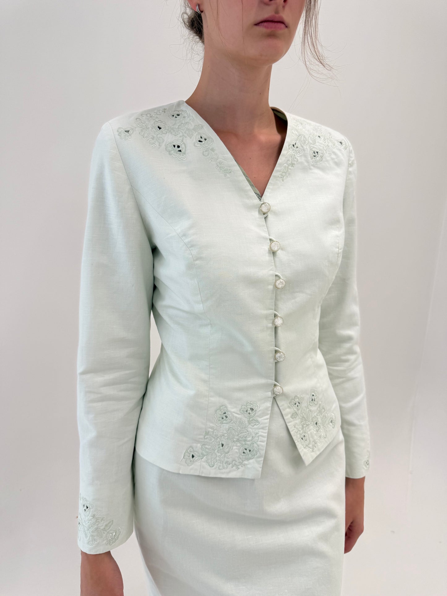 Costum de brand luxury vintage din in cu broderie excepțională