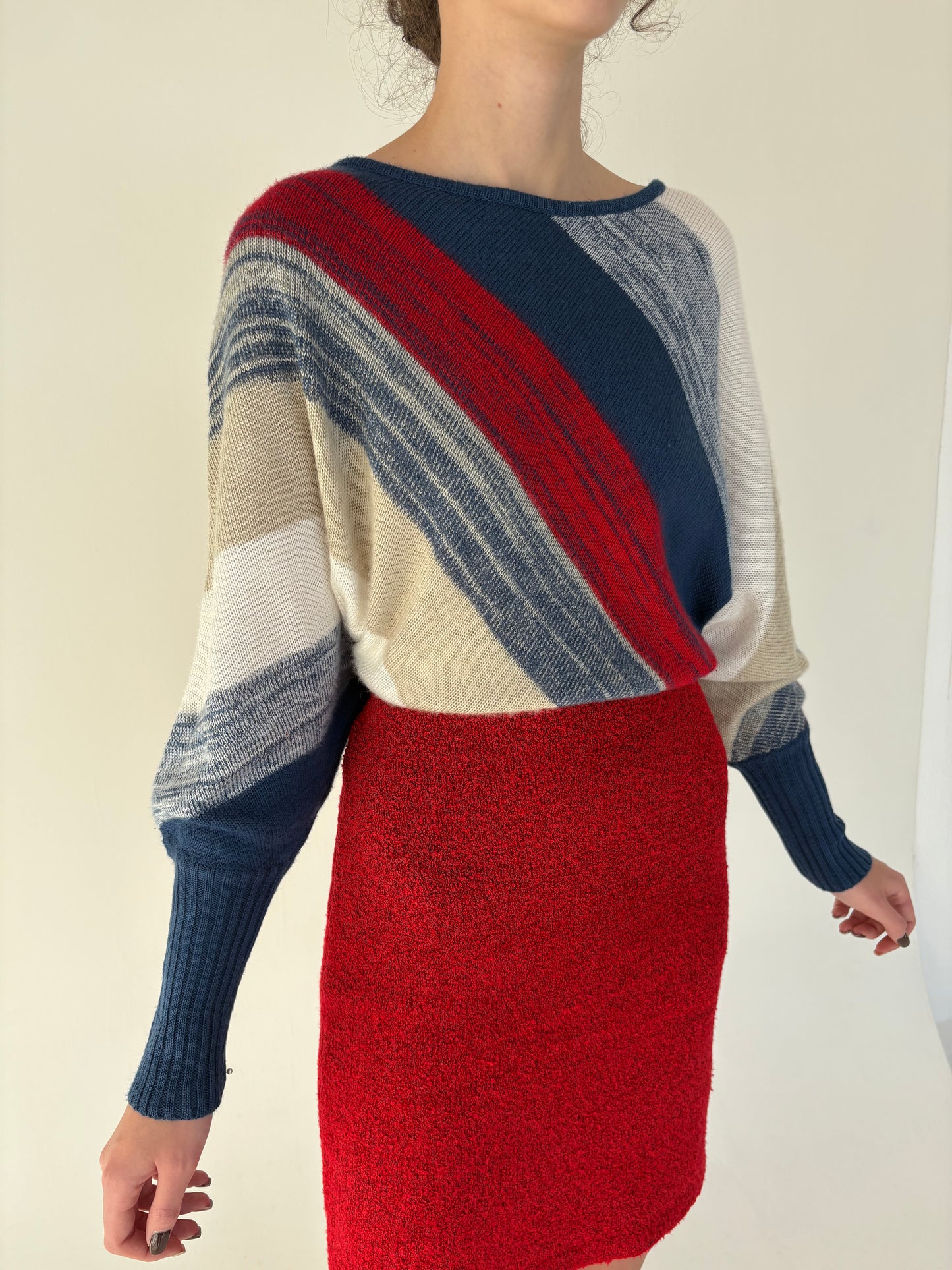 Pulover cu manșete ultra înalte și mânecă fluture în combinație clasică