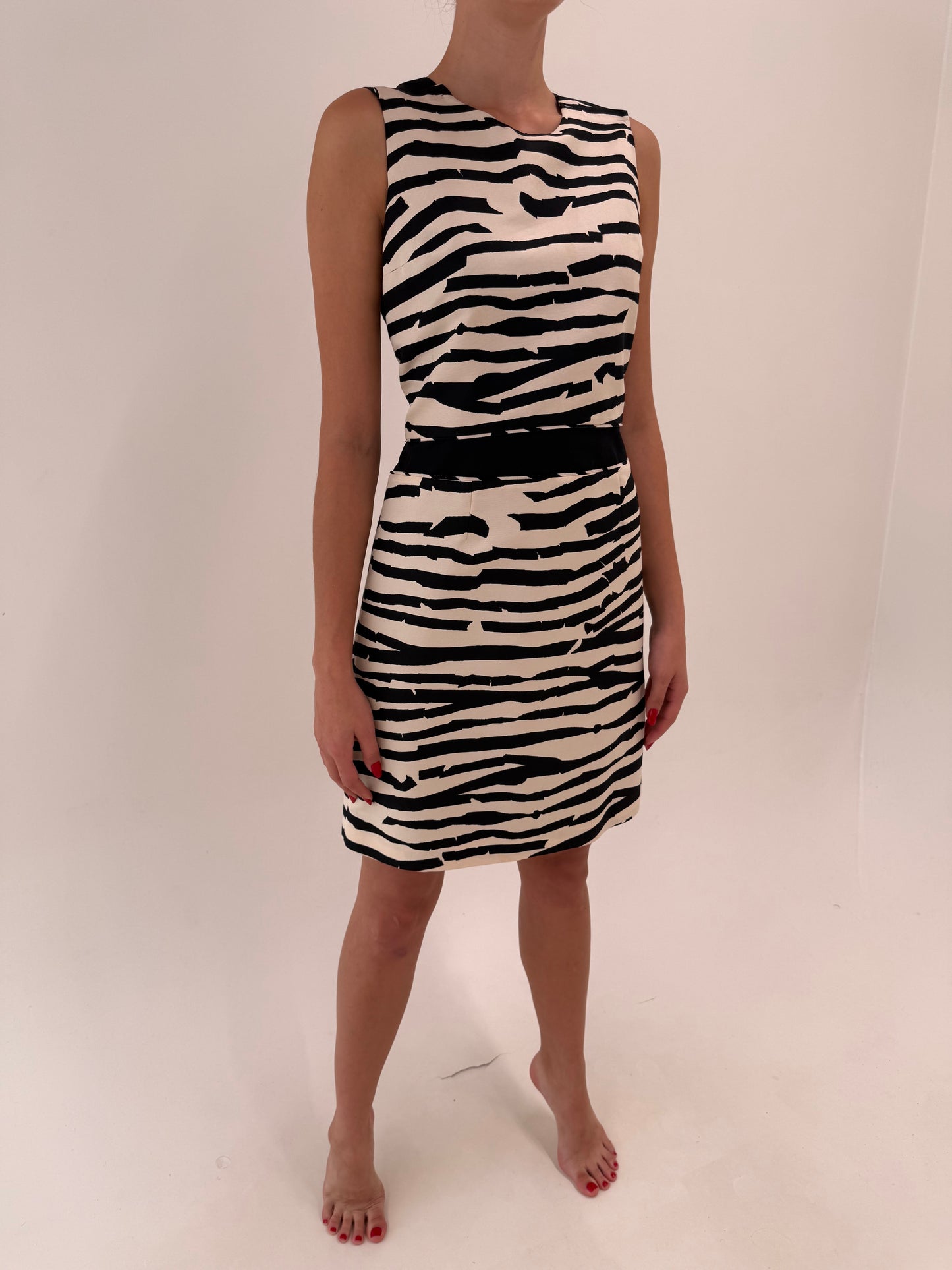 Rochie Hugo Boss zebra print super în trend în croi clasic din faille cu talie marcată